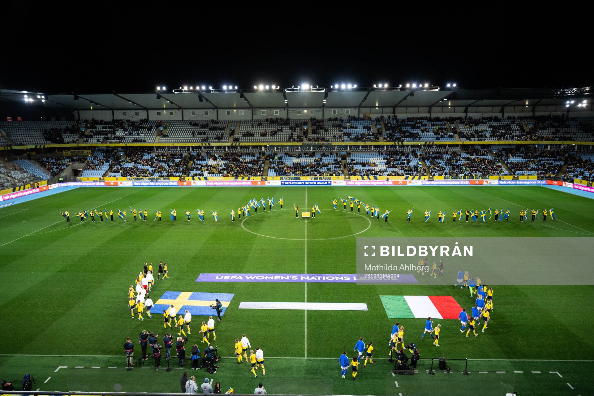 Players of Sweden and of Italien enter the pitch