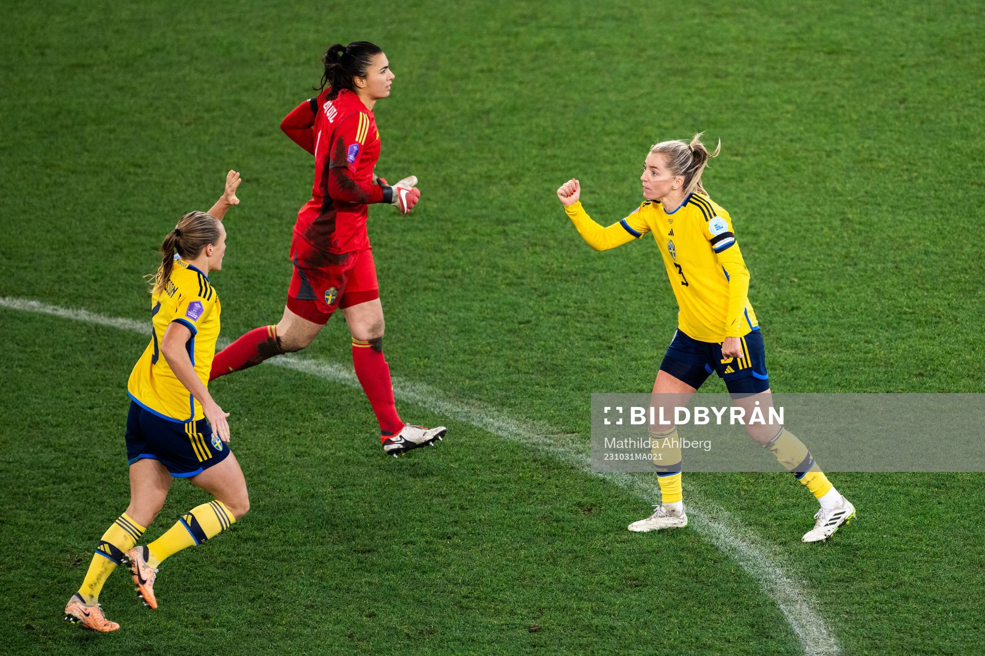 Linda Sembrant of Sweden celebrates with Magdalena Eriksson and goalkeeper Zecira Musovic after 1-1 during the UEFA Women's Nations League football match between Sweden and Italy on October 31, 2023 in Malmö.