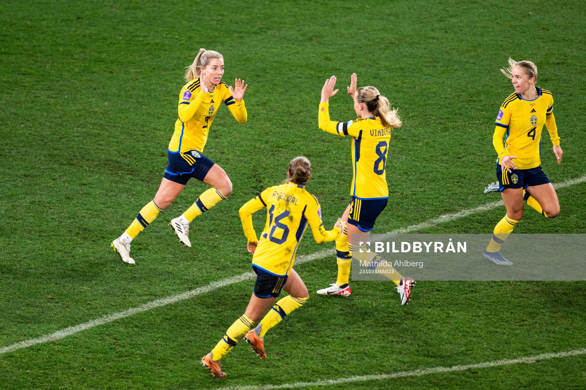 Linda Sembrant of Sweden celebrates with Matilda Vinberg after 1-1 during the UEFA Women's Nations League football match between Sweden and Italy on October 31, 2023 in Malmö.