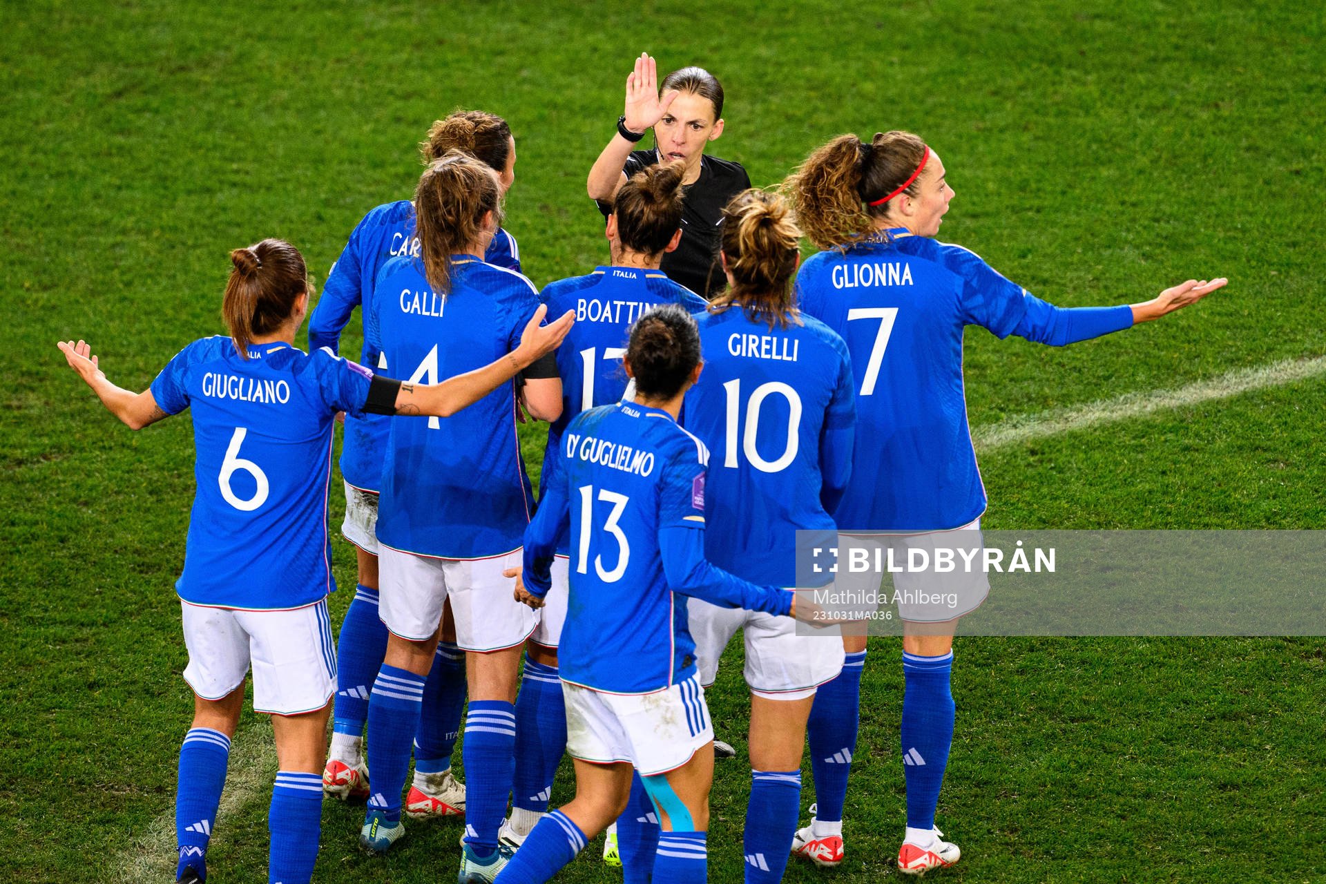 Referee Stéphanie Frappart and players of Italien