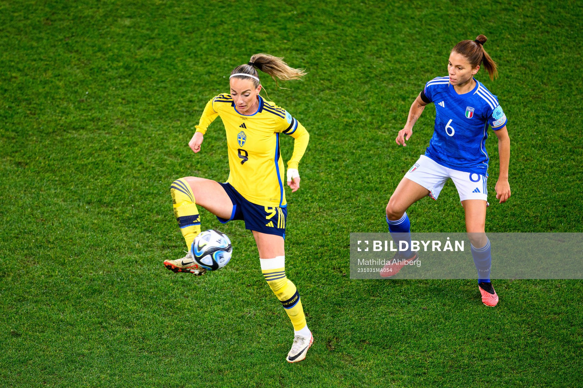 Kosovare Asllani of Sweden and Manuela Giugliano of Italien