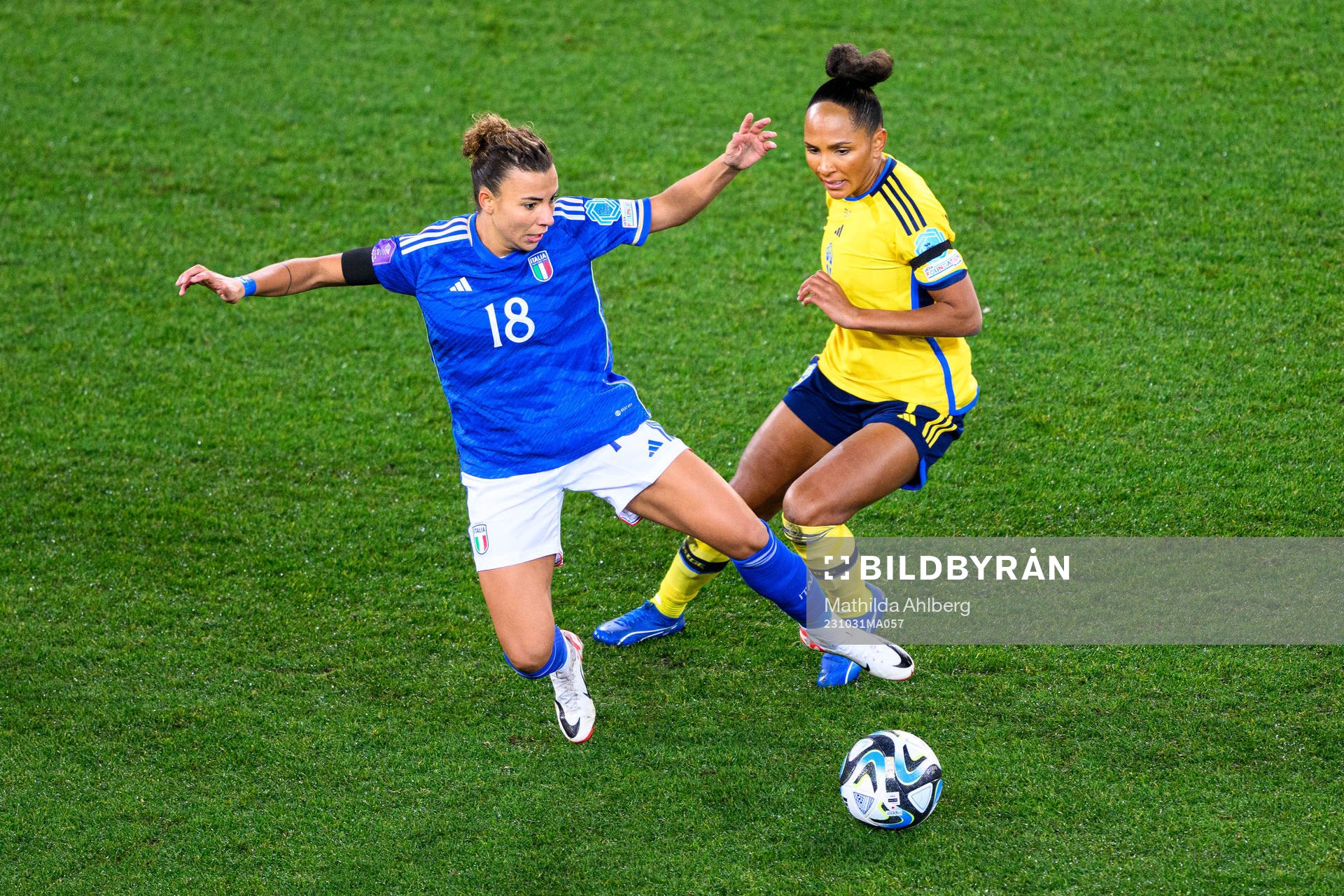 Arianna Caruso of Italien and Madelen Janogy of Sweden