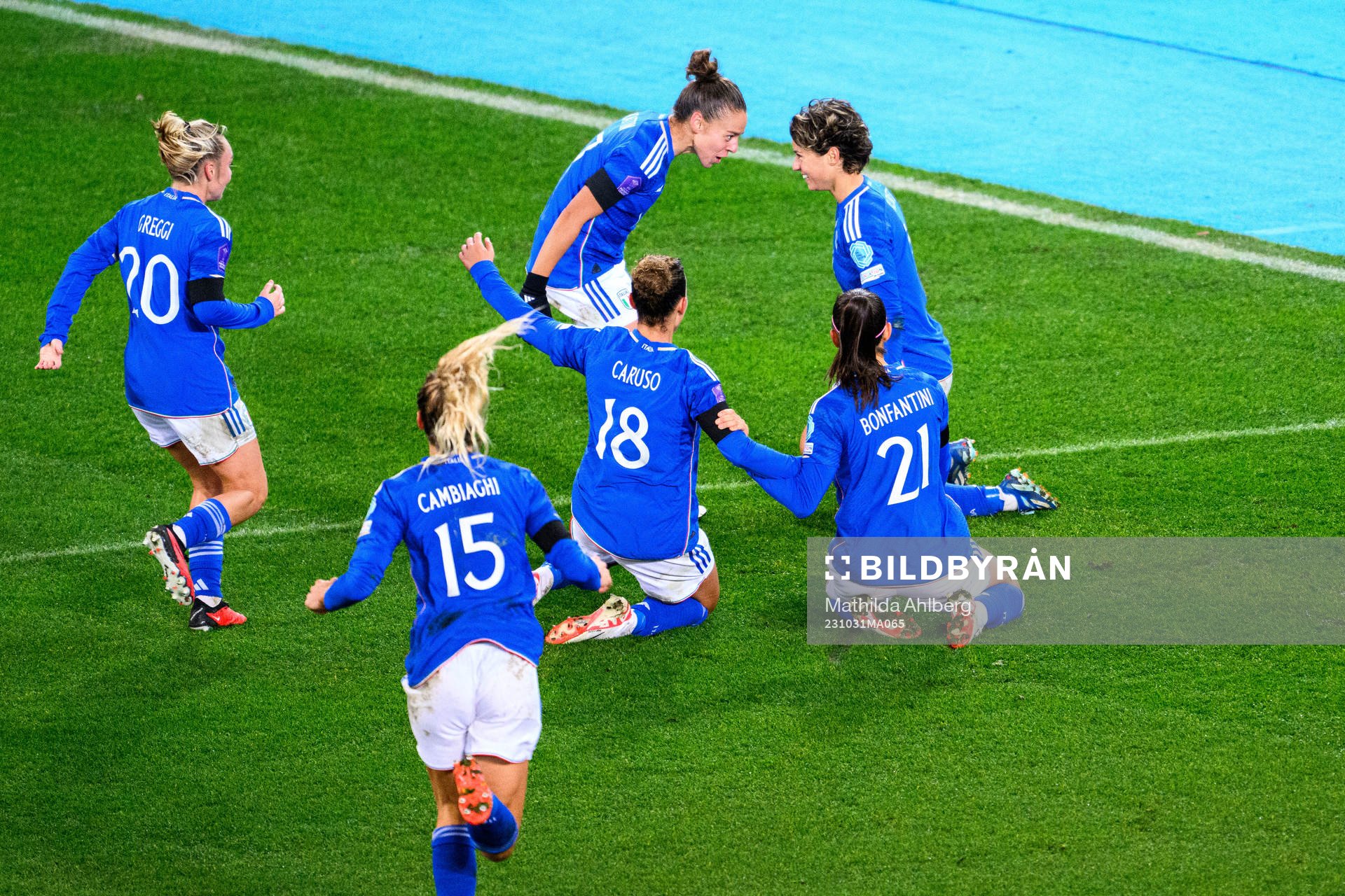 Valentina Giacinti of Italien celebrates scoring 0-1