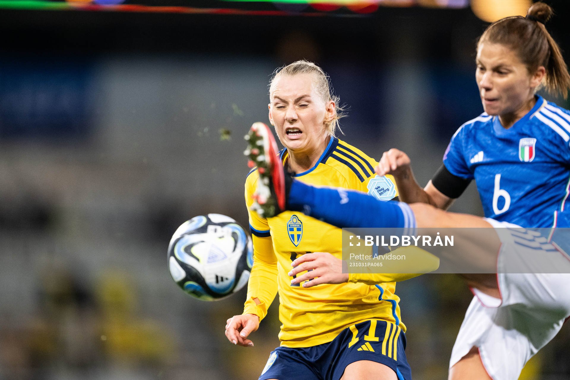Stina Blackstenius of Sweden and Manuela Giugliano of Italy