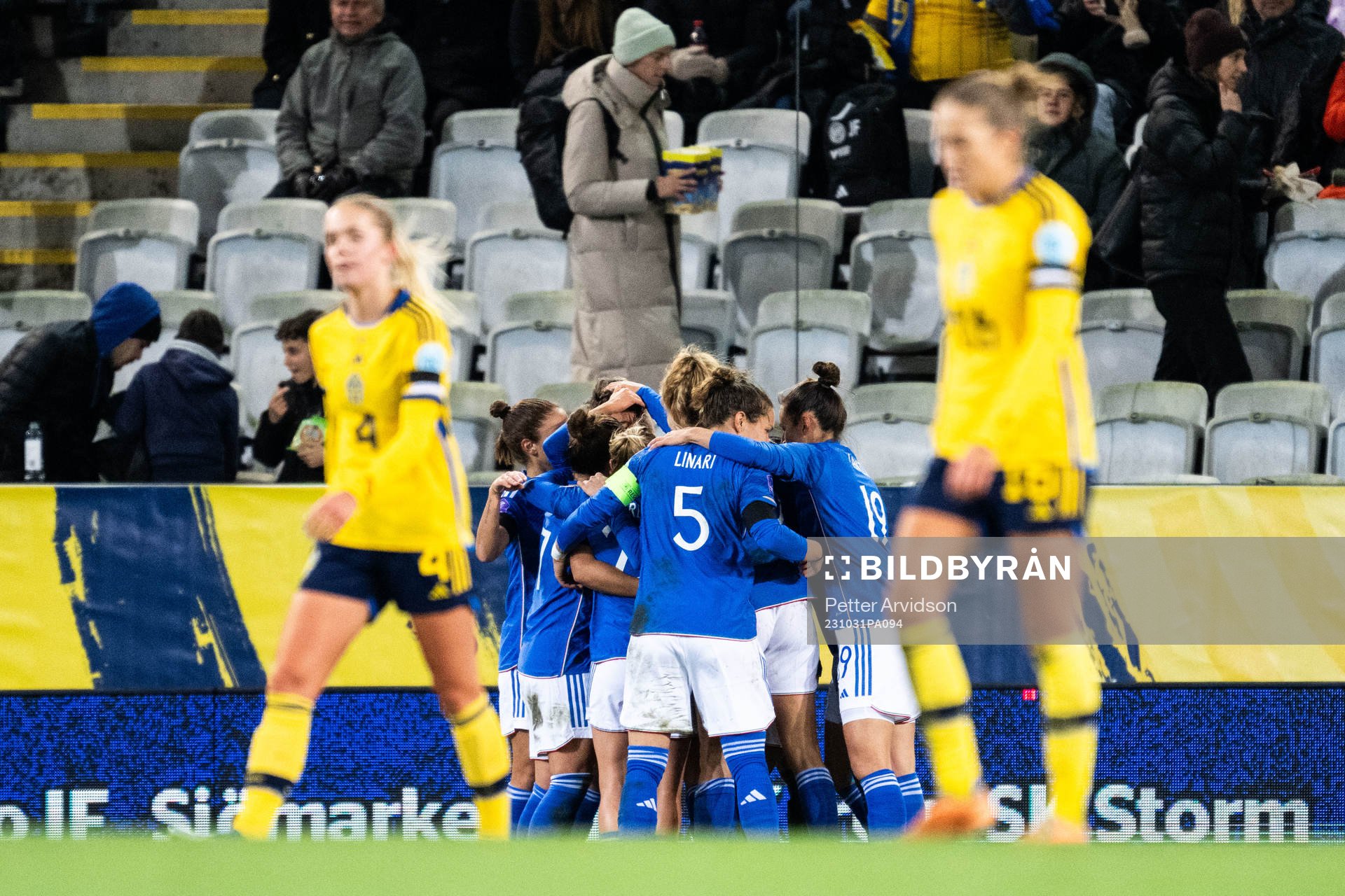 Valentina Giacinti of Italy celebrates with team mates
