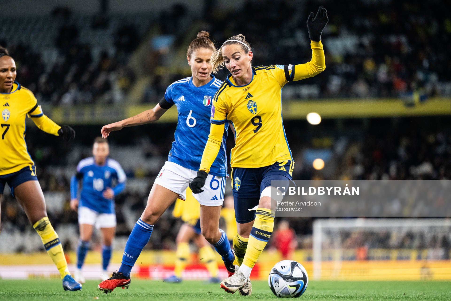 Manuela Giugliano of Italy and Kosovare Asllani of Sweden