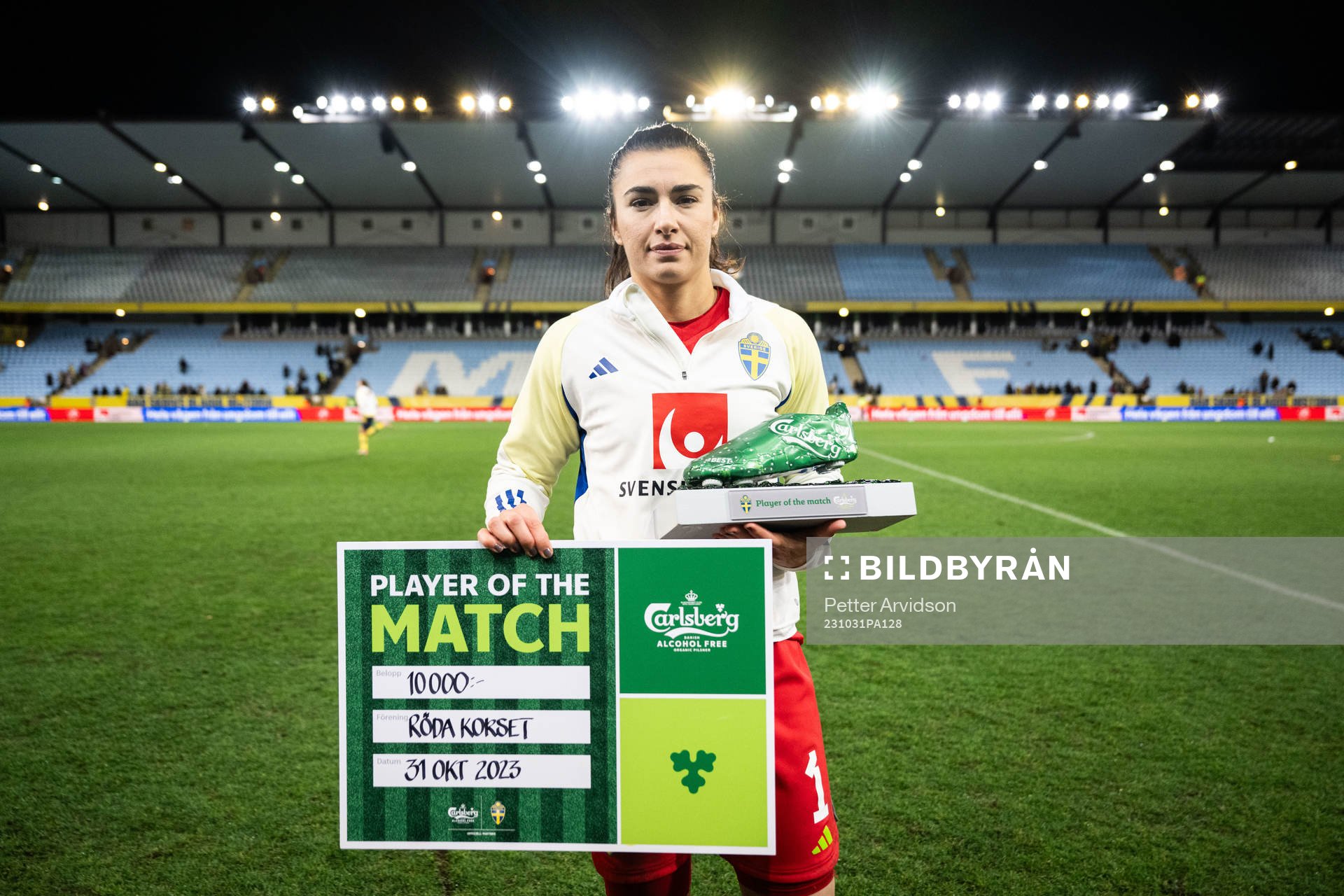 Goalkeeper Zecira Musovic of Sweden receives Player of the match award after the UEFA Women's Nations League football match between Sweden and Italy on October 31, 2023 in Malmö.