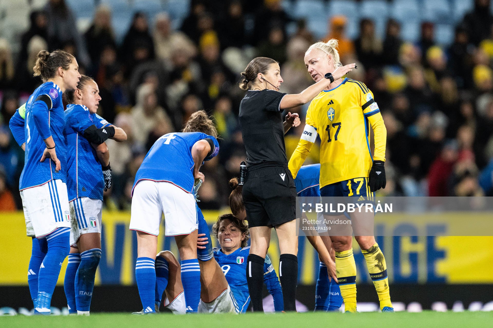 Caroline Seger of Sweden and Referee Stéphanie Frappart