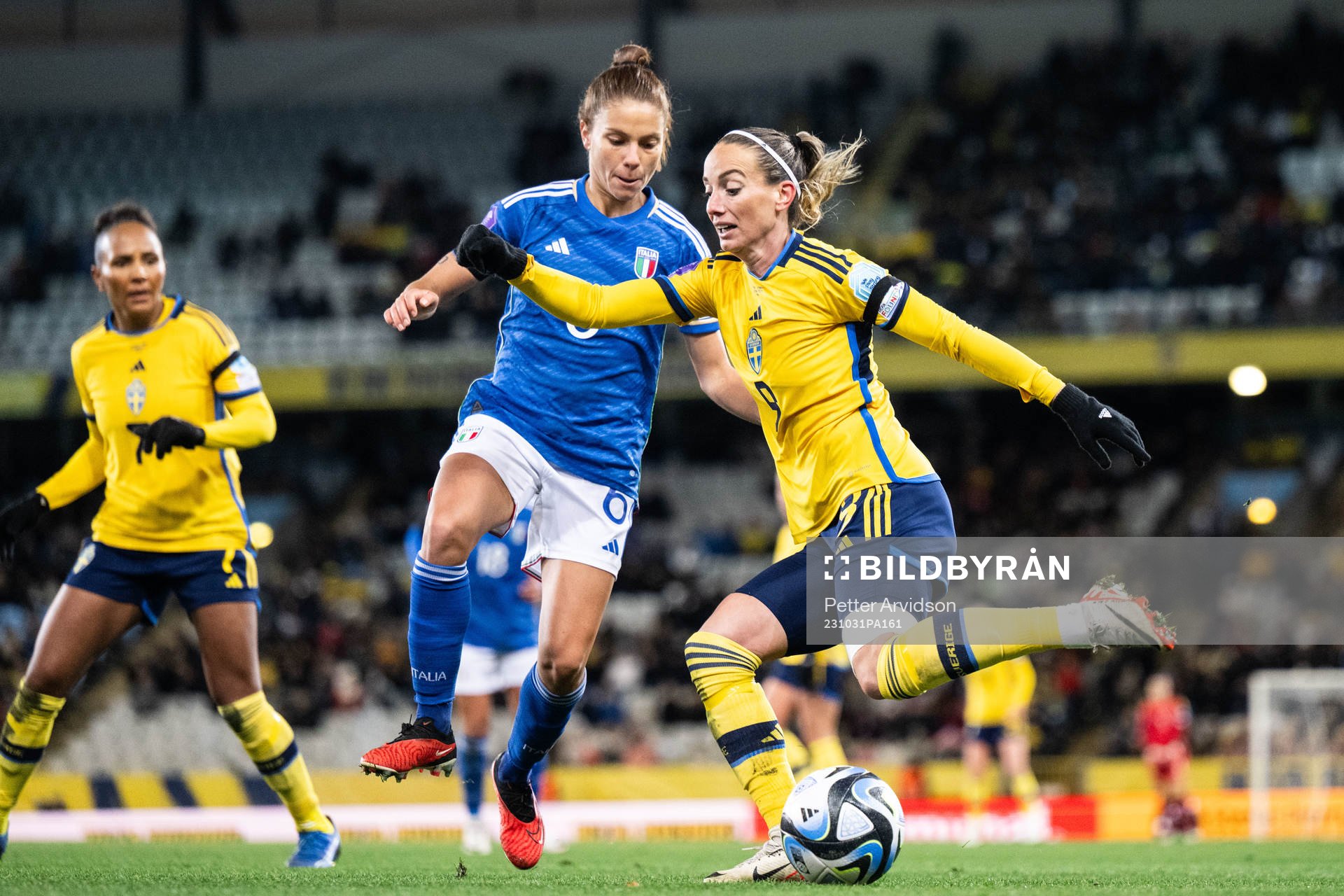 Manuela Giugliano of Italy and Kosovare Asllani of Sweden