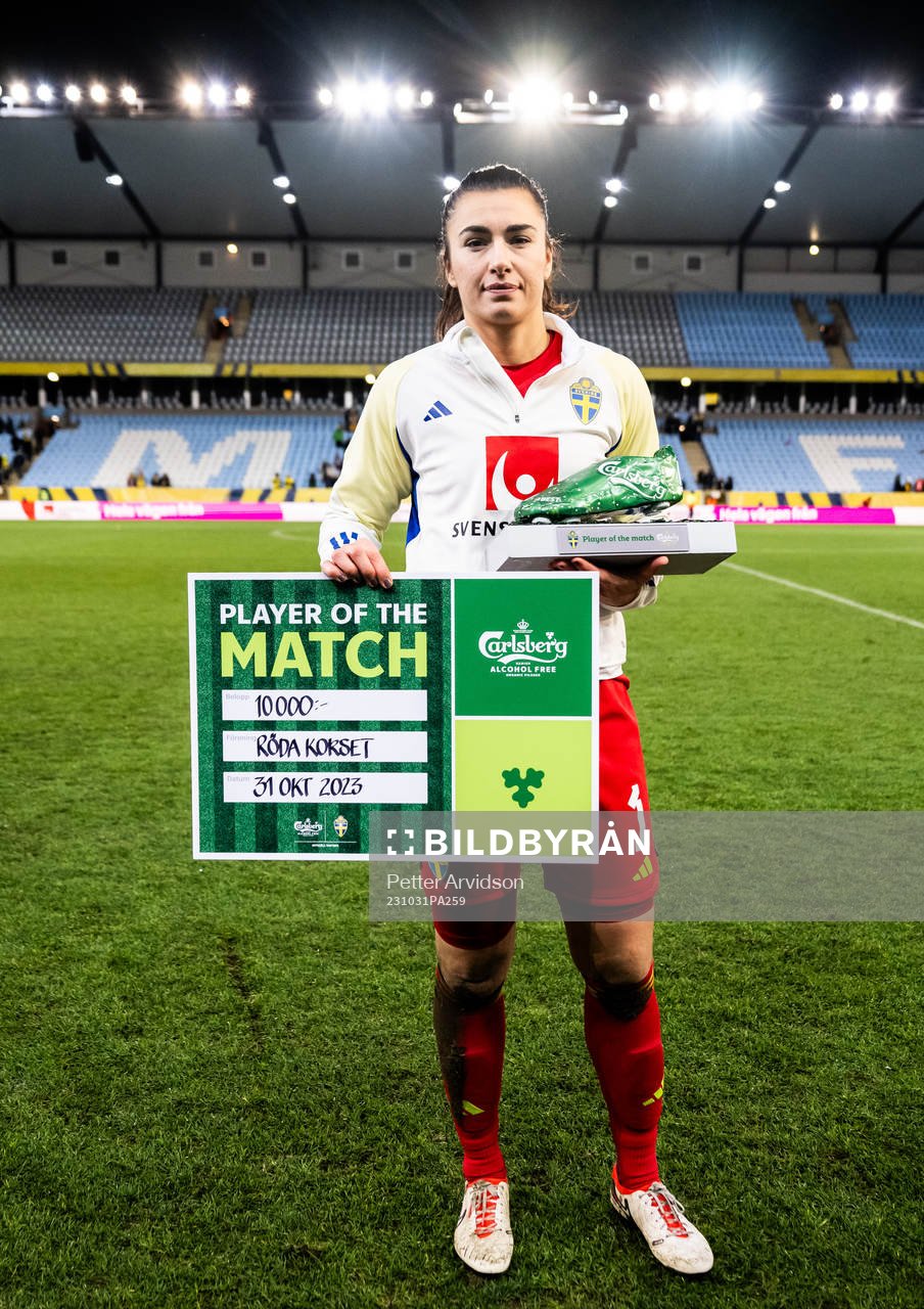  Goalkeeper Zecira Musovic of Sweden receives Player of the match award after the UEFA Women's Nations League football match between Sweden and Italy on October 31, 2023 in Malmö. 