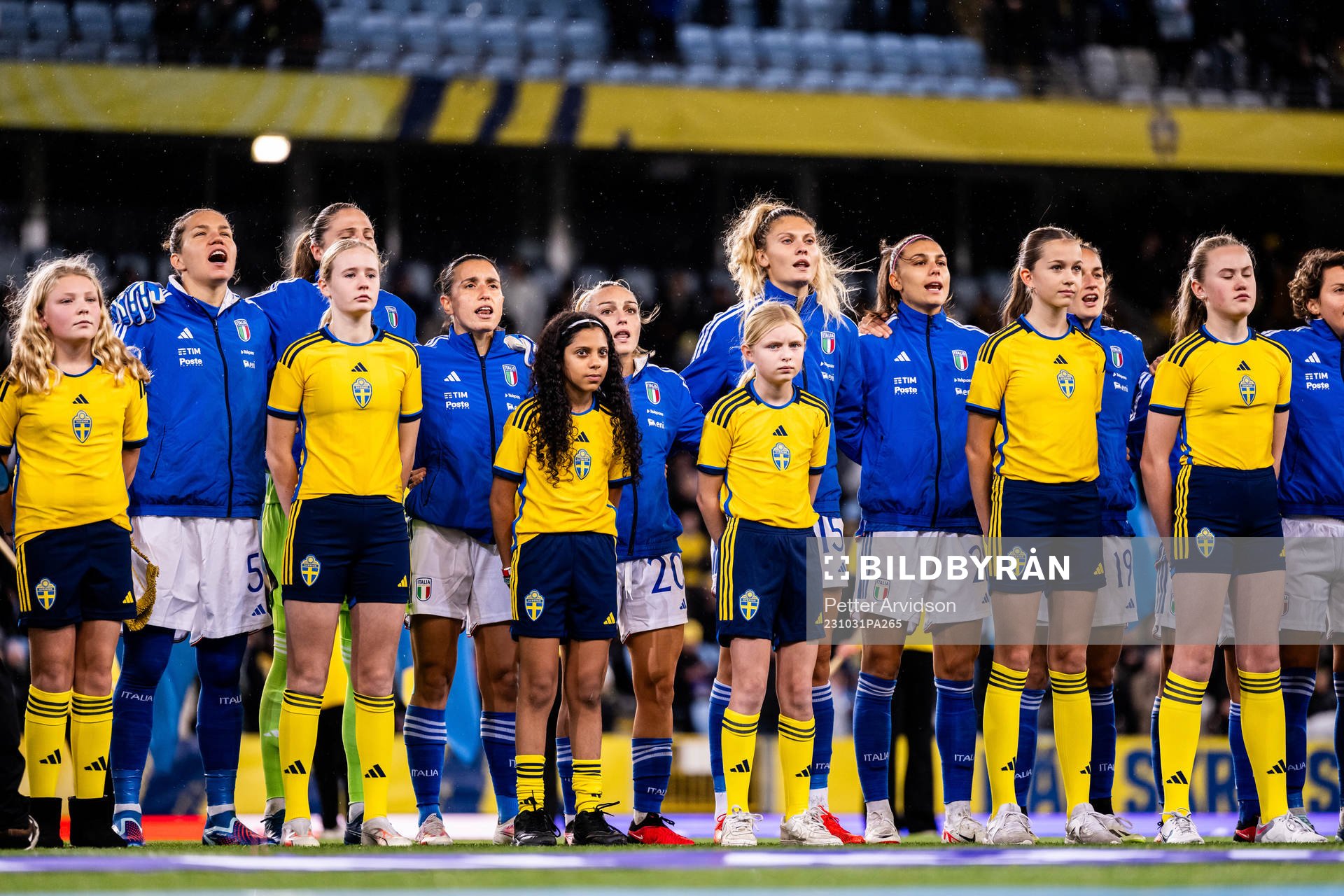 Players of Italy with mascots