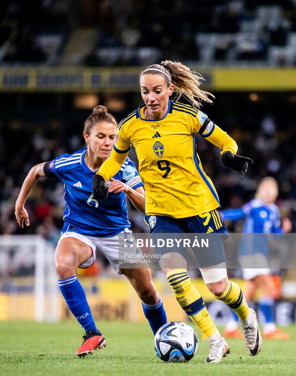 Manuela Giugliano of Italy and Kosovare Asllani of Sweden