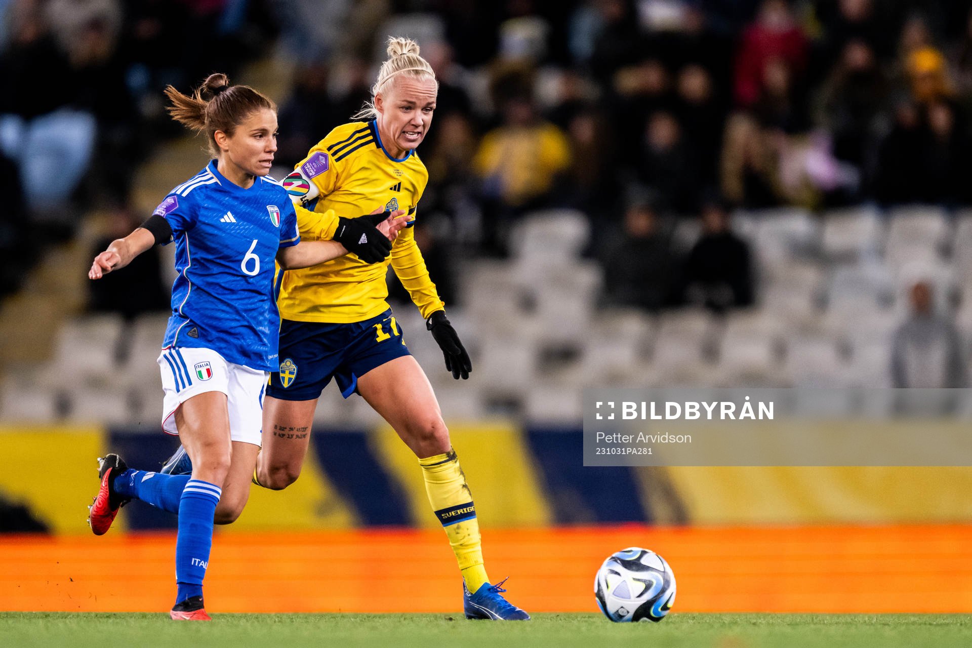 Manuela Giugliano of Italy and Caroline Seger of Sweden