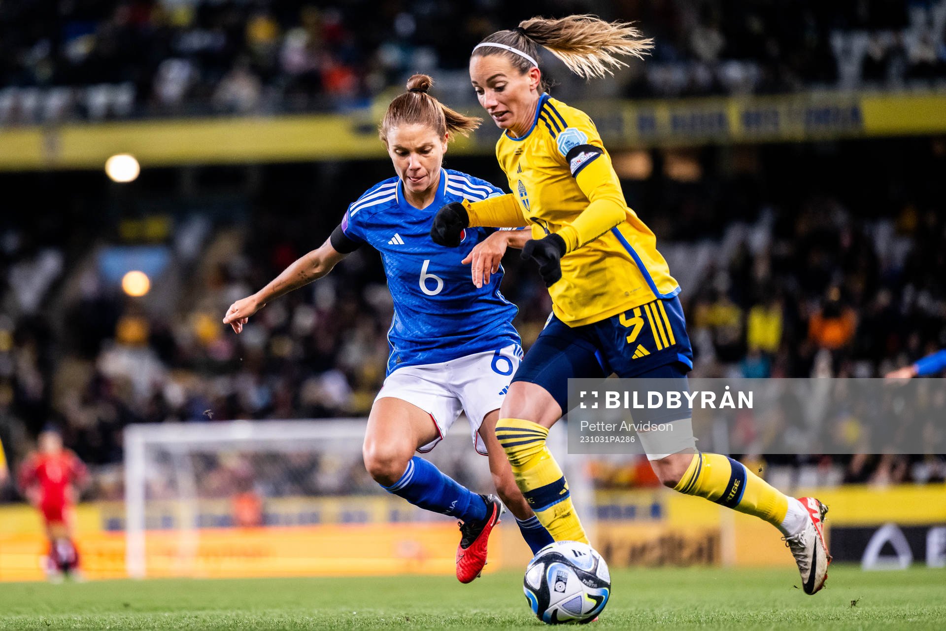 Manuela Giugliano of Italy and Kosovare Asllani of Sweden