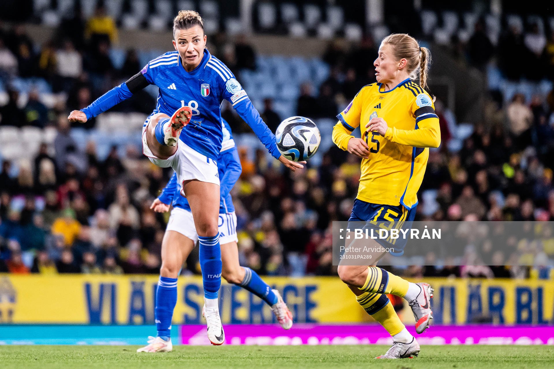 Arianna Caruso of Italy and Anna Anvegård of Sweden
