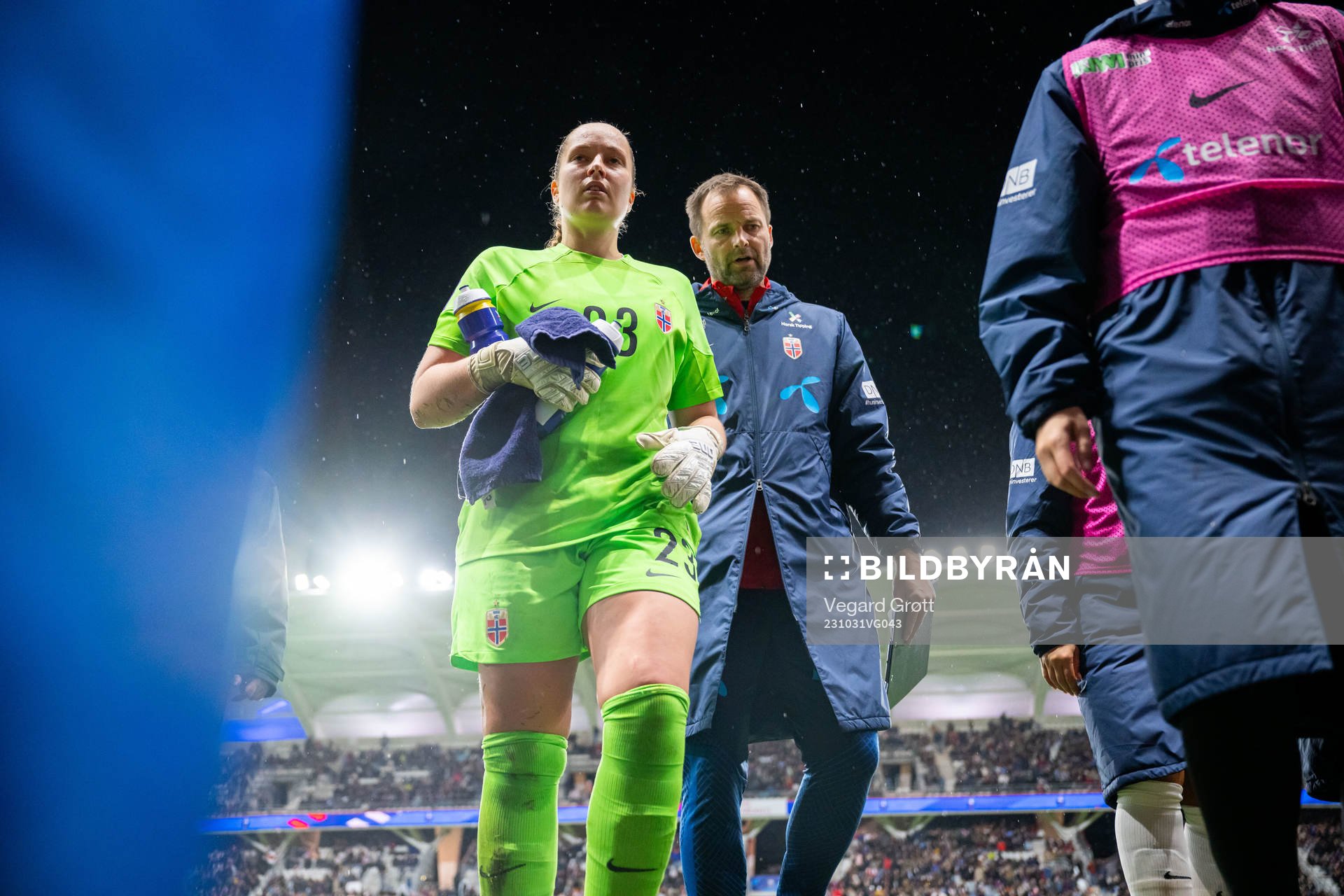Goalkeeper Aurora Mikalsen and goalkeeper coach Jon Knudsen