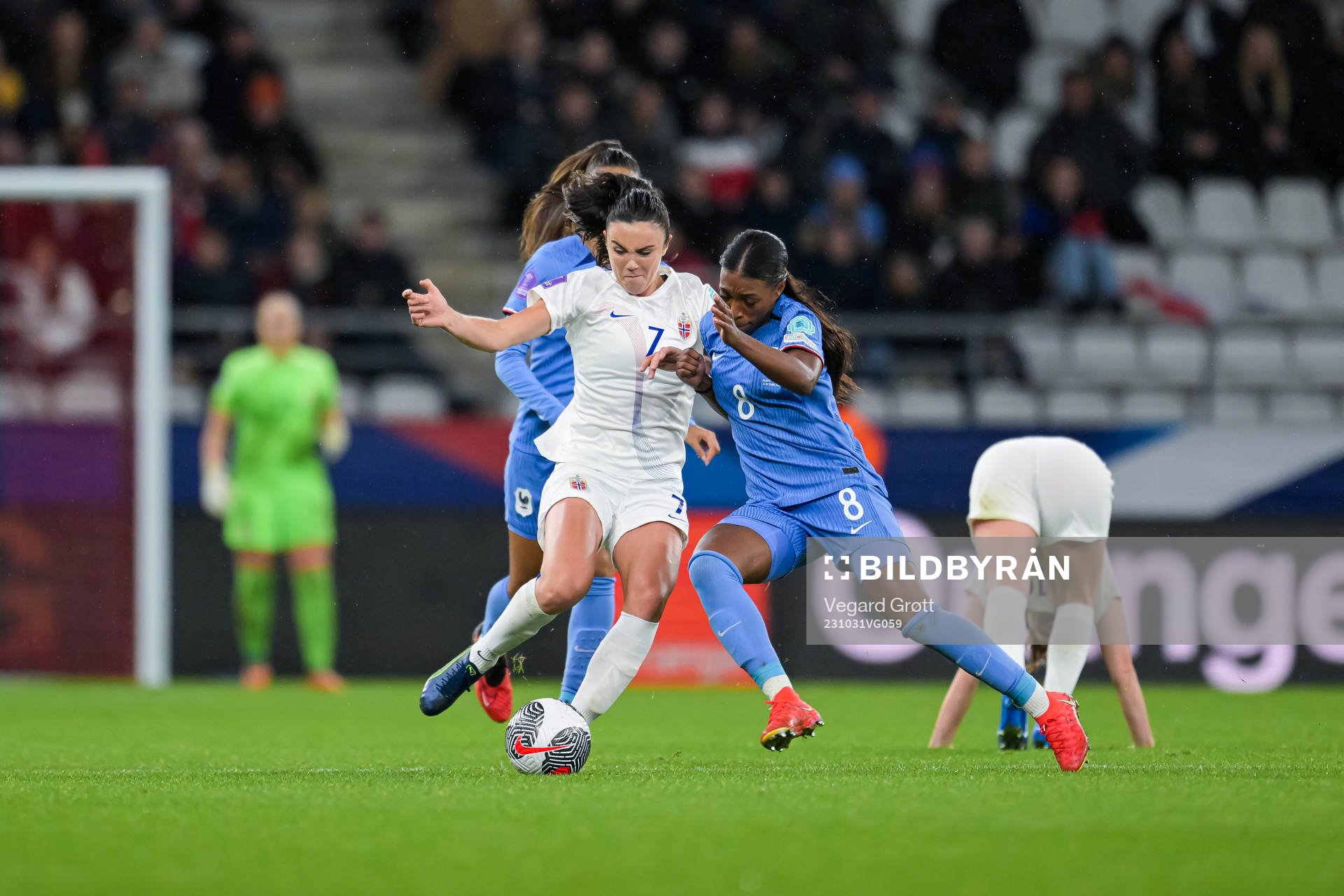 Ingrid Syrstad Engen of Norway and Grace Geyoro of France
