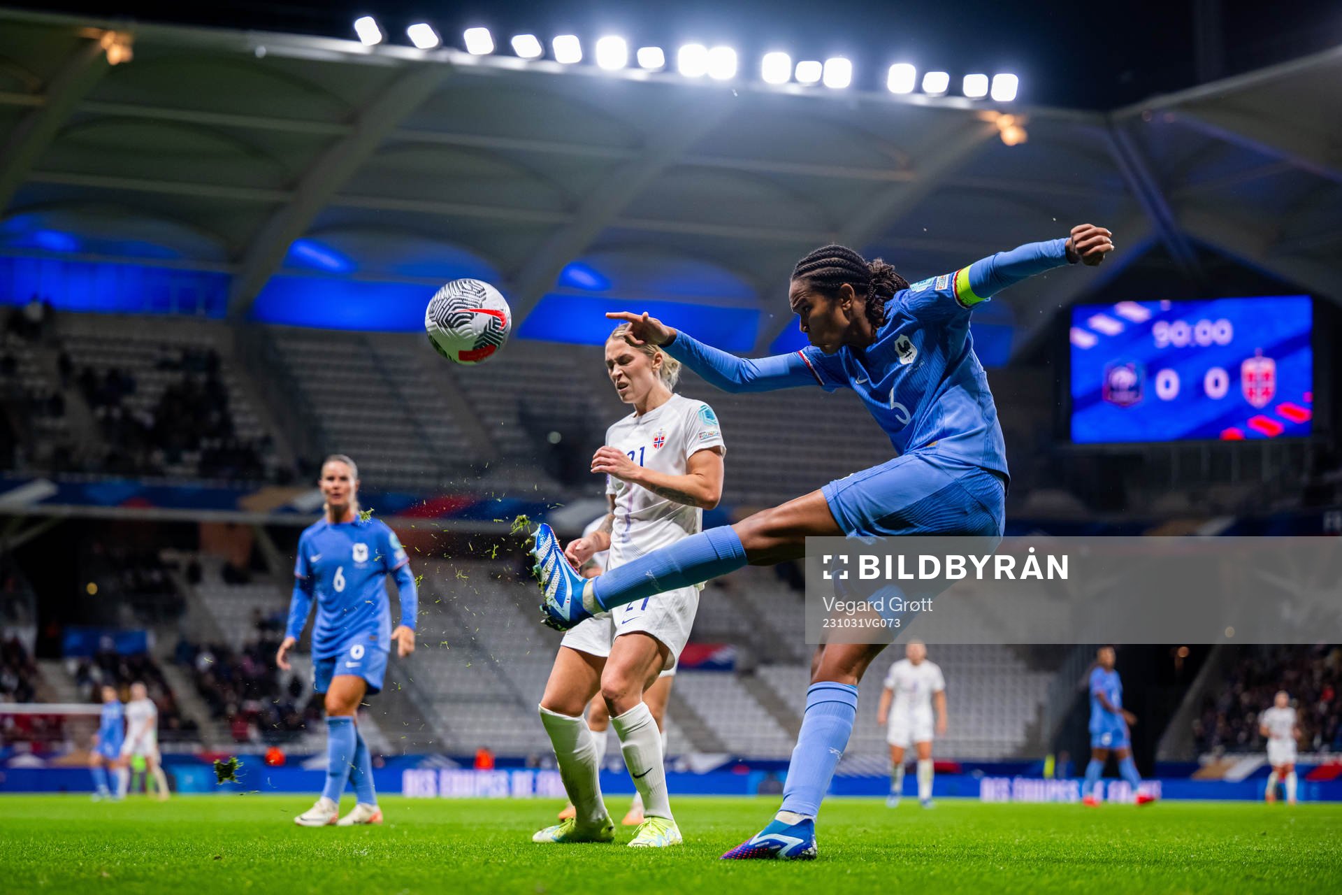 Mimmi Löfwenius of Norway and Wendie Renard of France