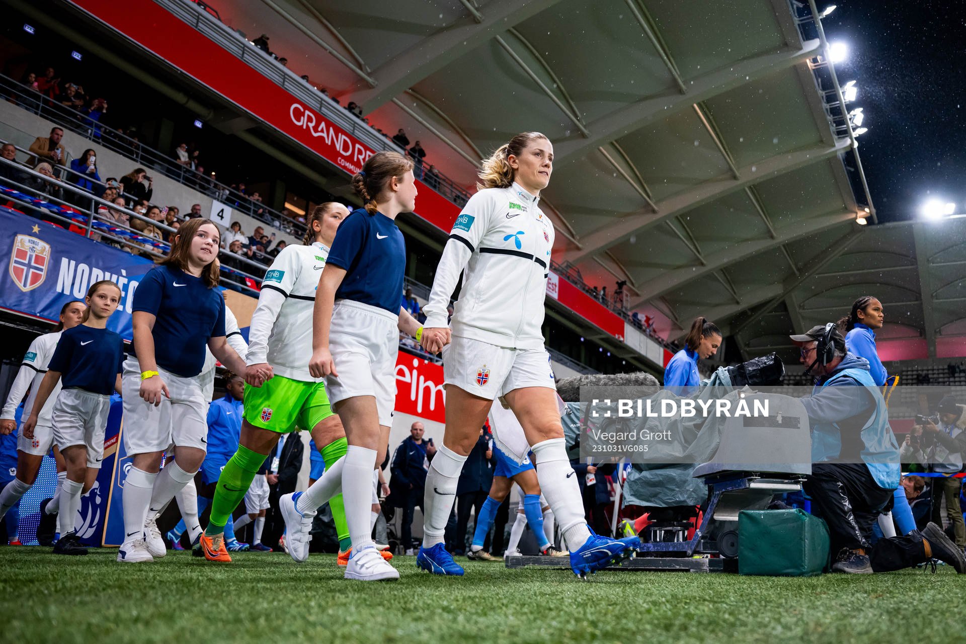 Maren Mjelde of Norway enters the pitch