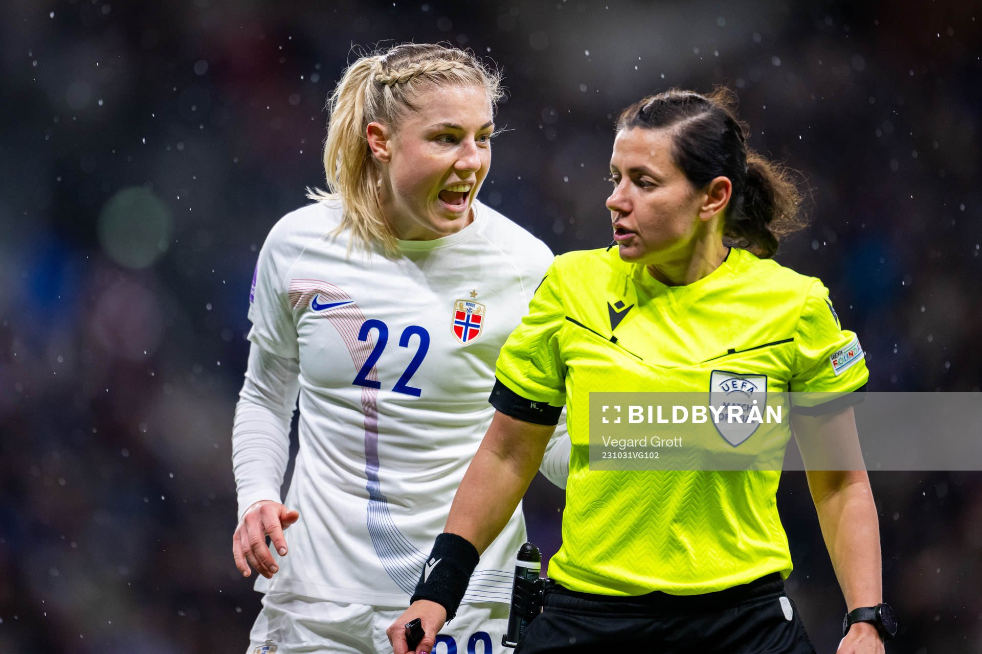 Sophie Román Haug of Norway argues with referee Kateryna Monzul during the UEFA Women’s Nations League football match between France and Norway on October 31, 2023 in Reims.