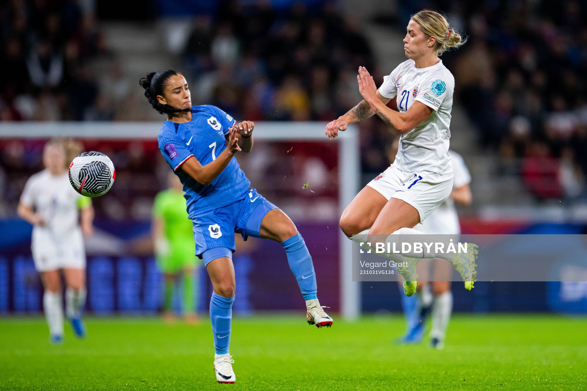 Sakina Karchaoui of France and Mimmi Löfwenius of Norway