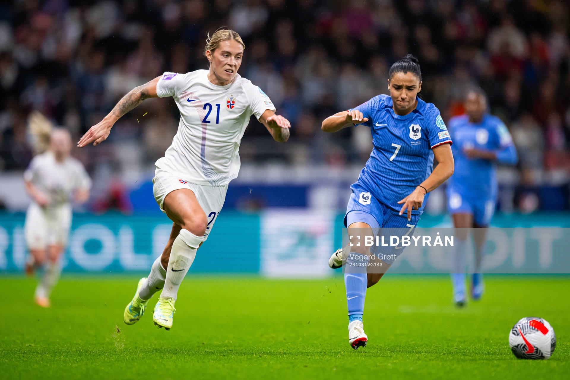 Mimmi Löfwenius of Norway and Sakina Karchaoui of France