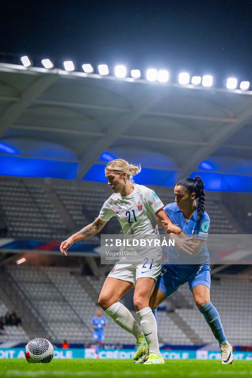 Mimmi Löfwenius of Norway and Sakina Karchaoui of France