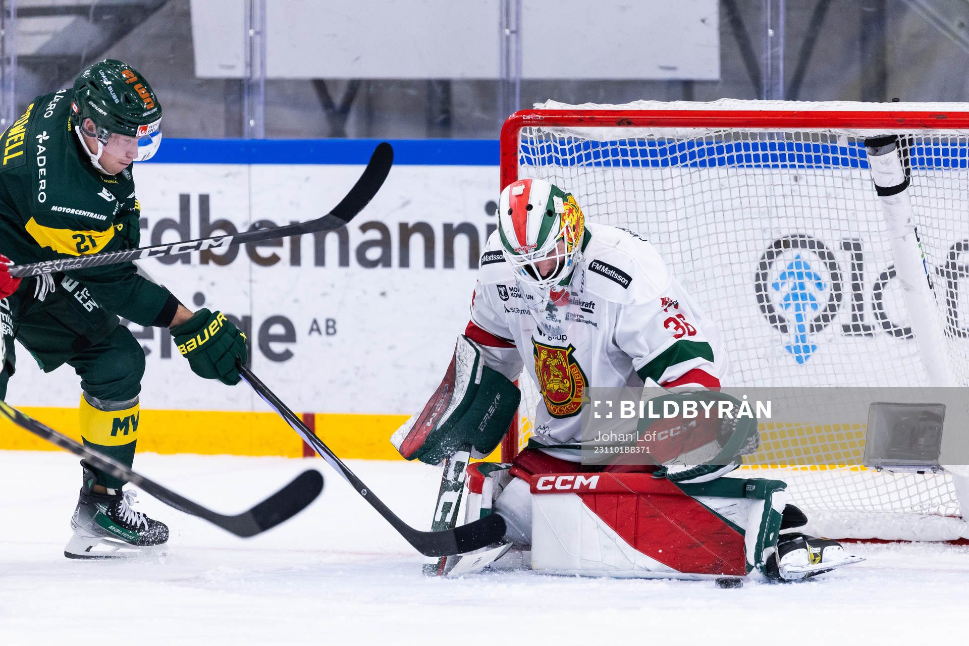 Björklövens Myles Powell  och Moras målvakt Waltteri