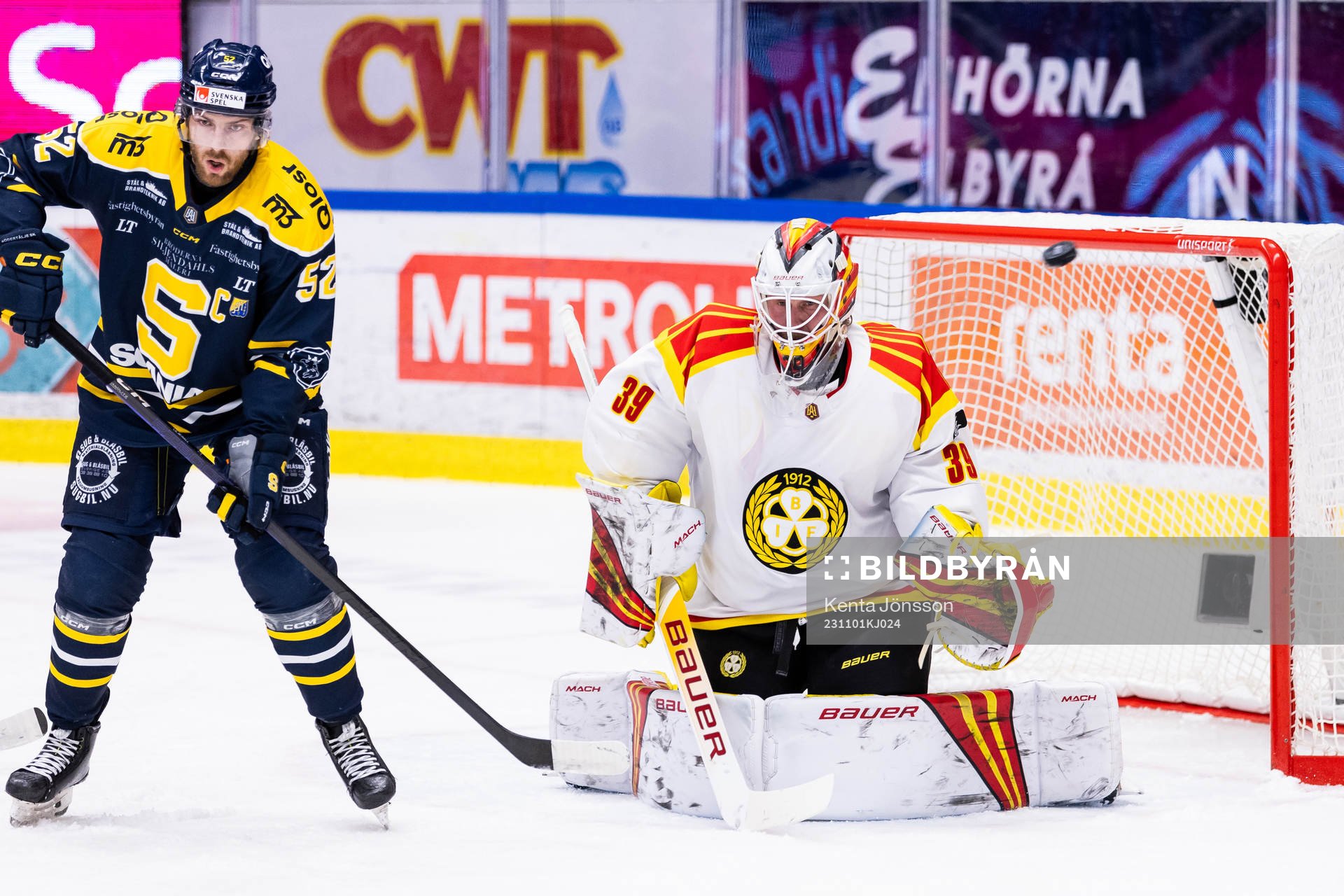 Södertäljes Christopher Liljewall och Brynäs målvakt