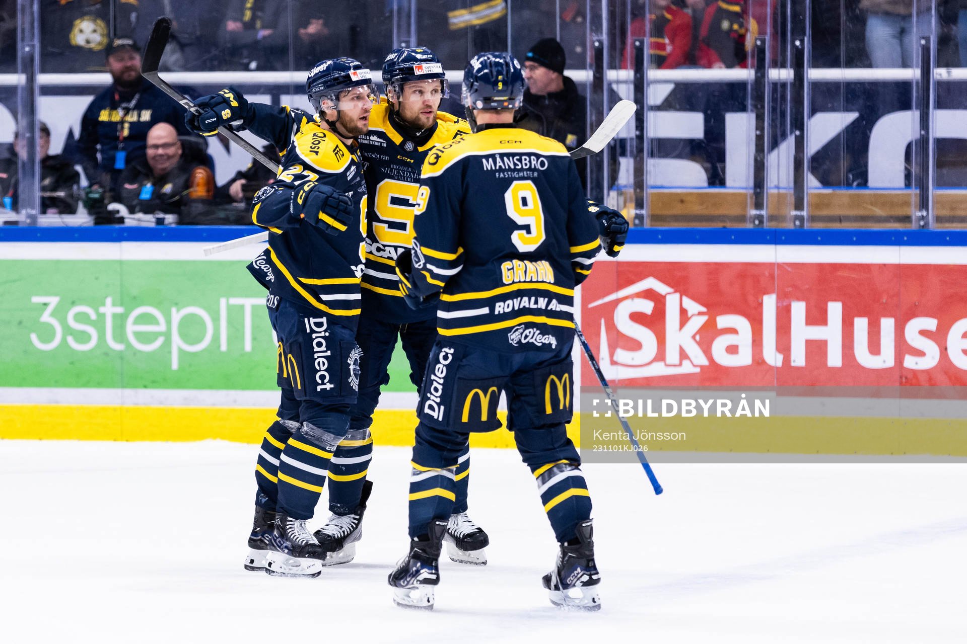 Södertäljes Ludwig Blomstrand jublar med lagkamrater
