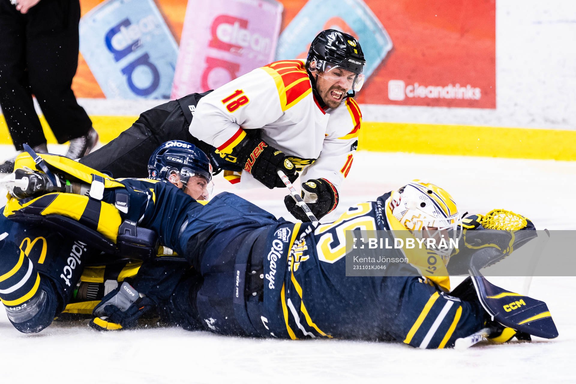 Brynäs Anton Rödin och Södertäljes målvakt Tomas Sholl