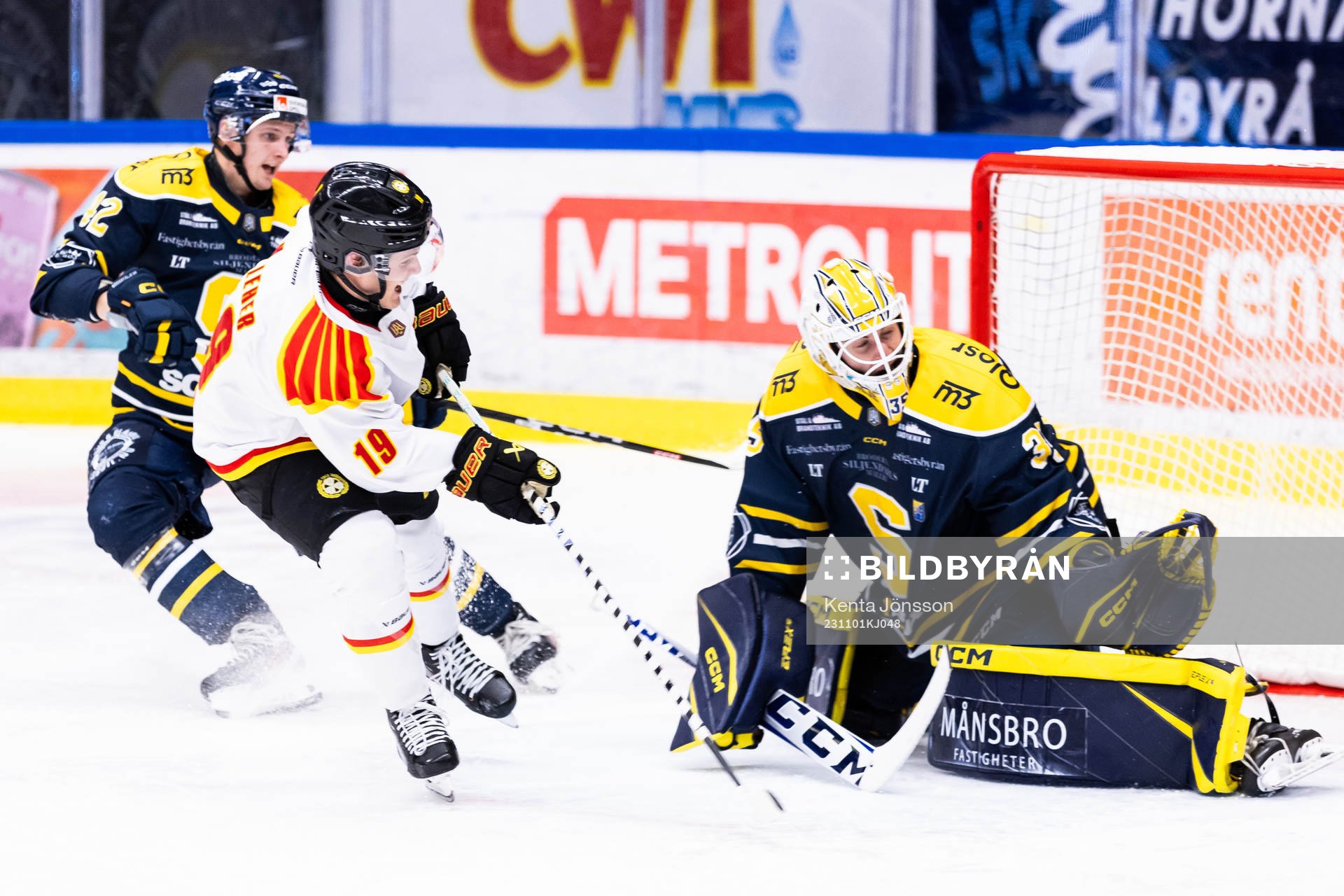 Brynäs Tyler Kelleher och Södertäljes målvakt Tomas