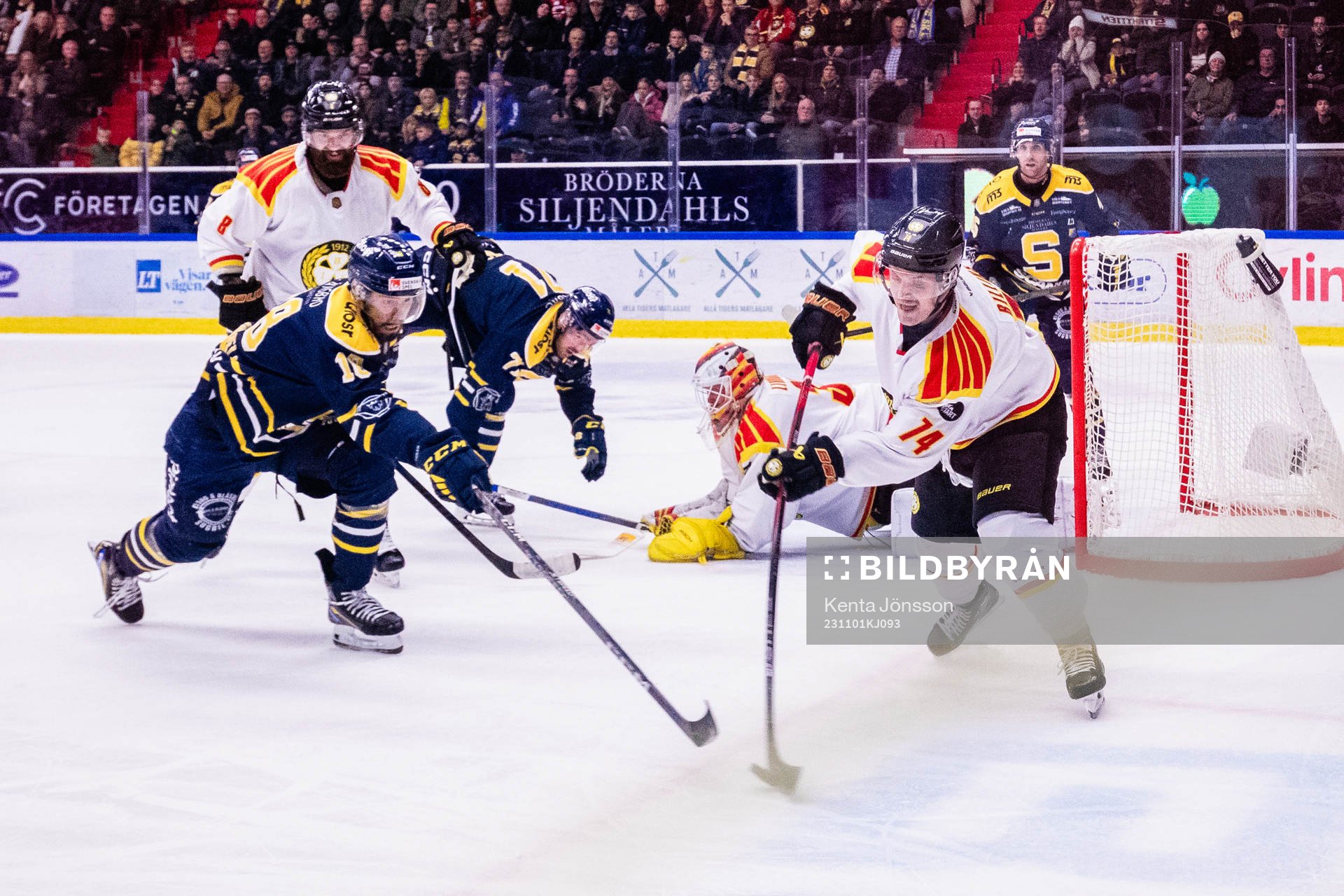 Södertäljes Linus Videll och Brynäs Chad Billins