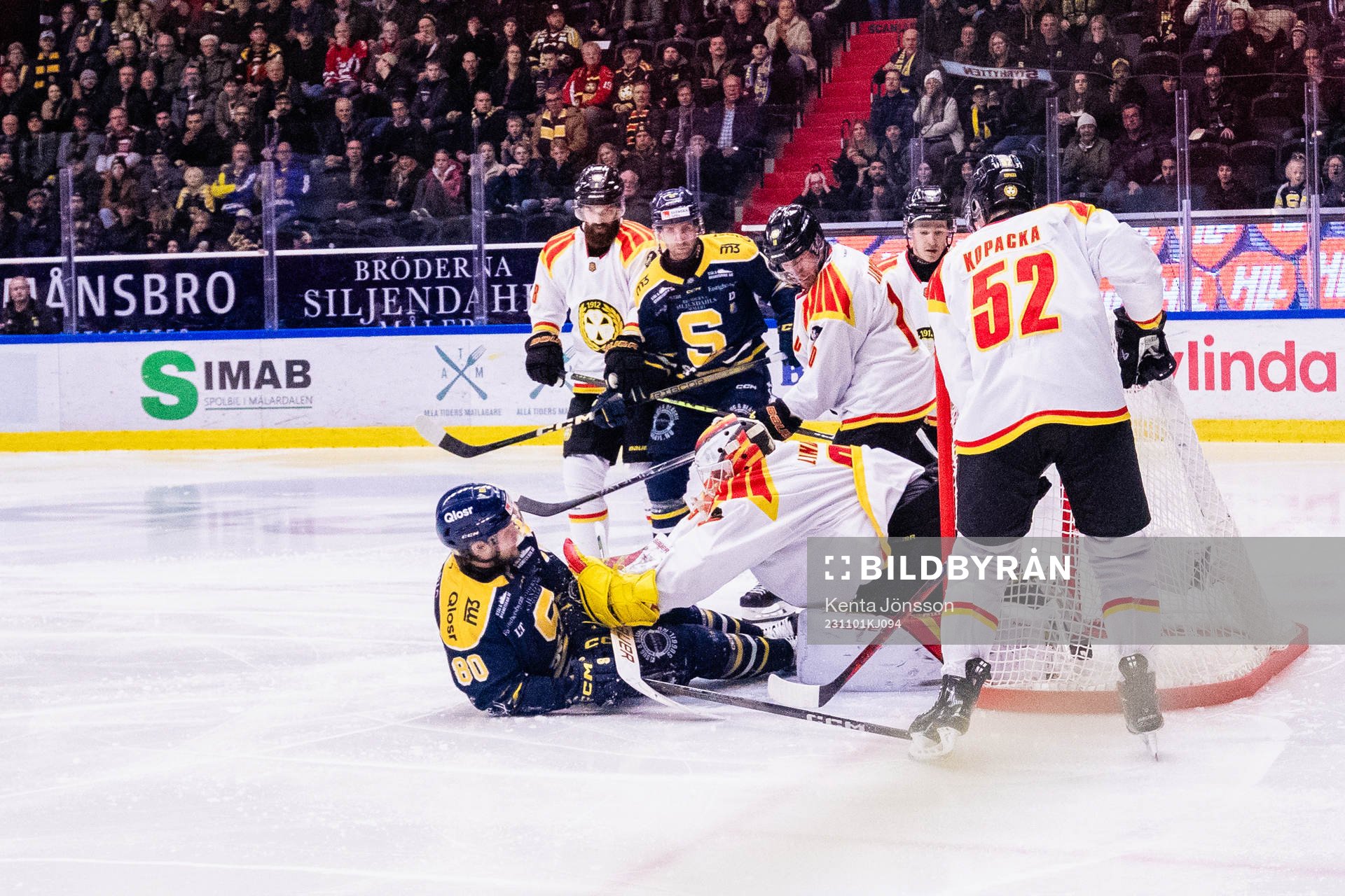 Södertäljes Ludwig Blomstrand och Brynäs målvakt Anders