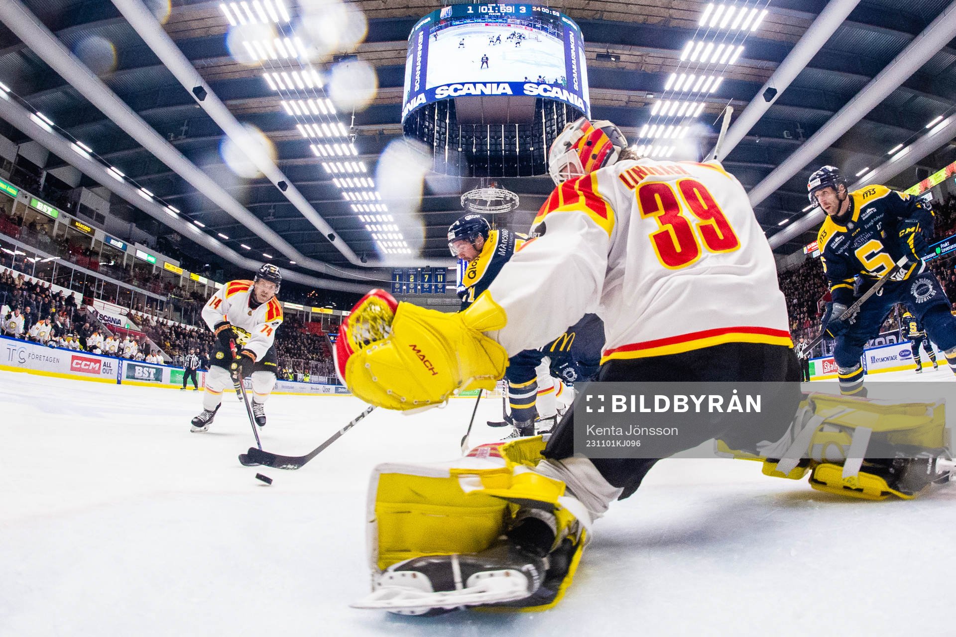 Södertäljes Dominic Turgeon och Brynäs målvakt Anders