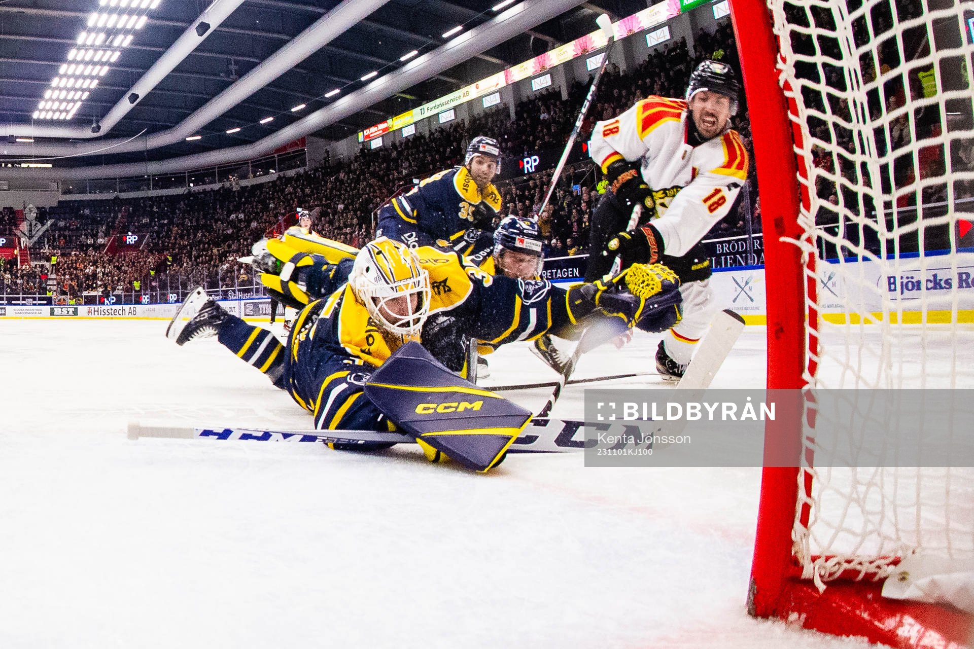 Södertäljes målvakt Tomas Sholl och Brynäs Anton Rödin
