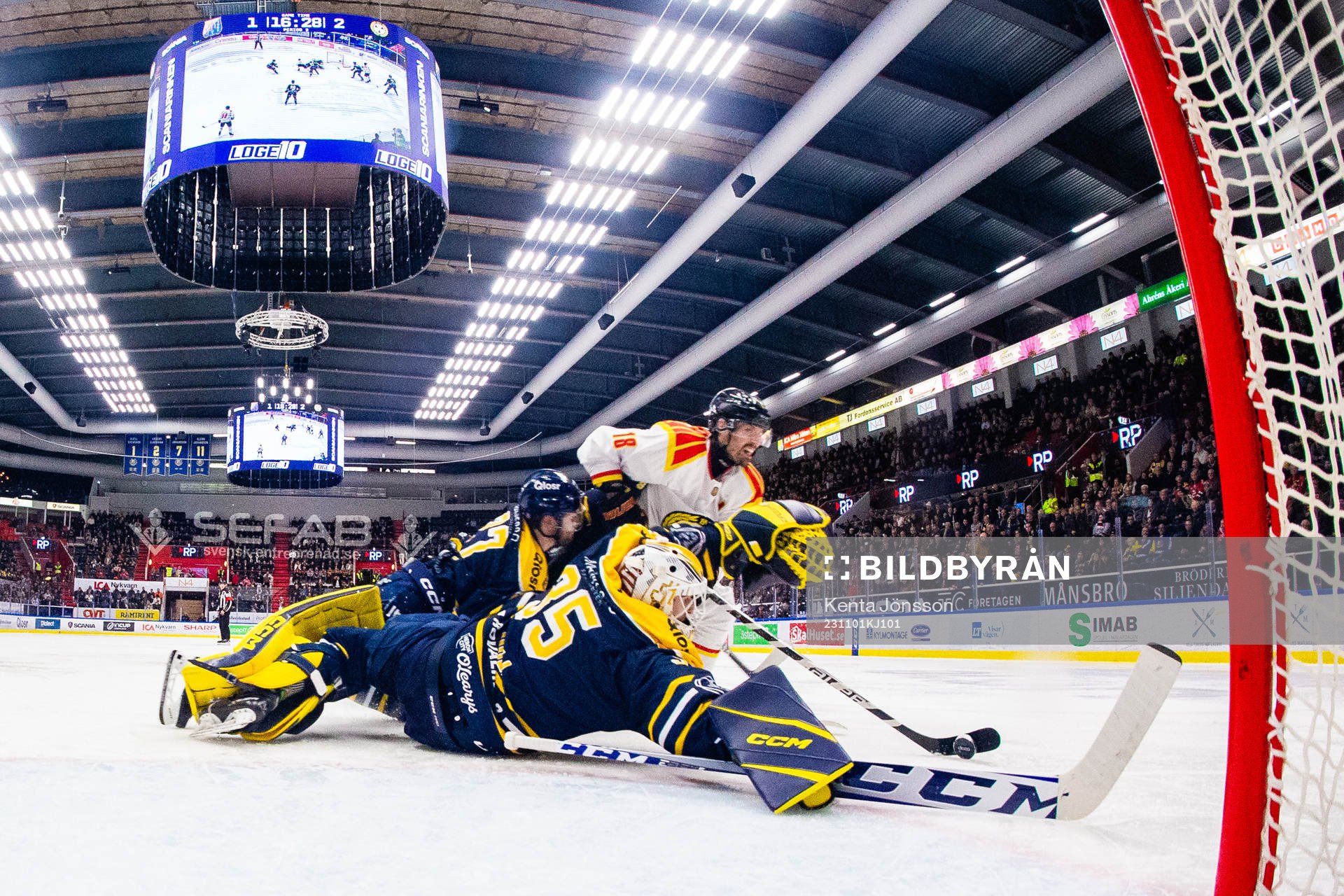 Södertäljes målvakt Tomas Sholl och Brynäs Anton Rödin