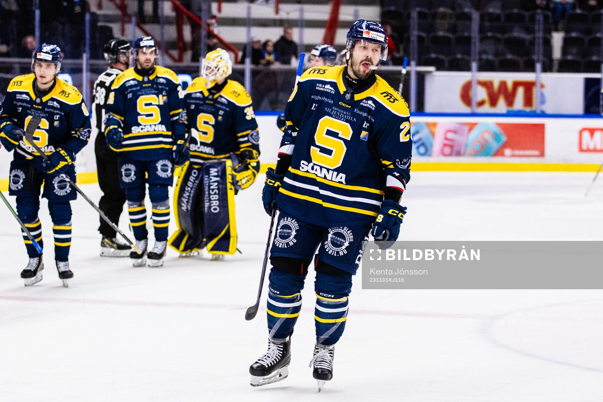under ishockeymatchen i Hockeyallsvenskan mellan