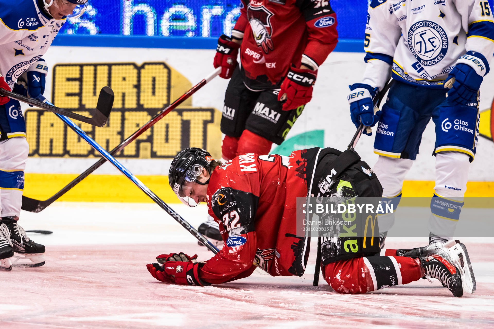 Malmö Redhawks Janne Kuokkanen träffas av puck i ansiktet