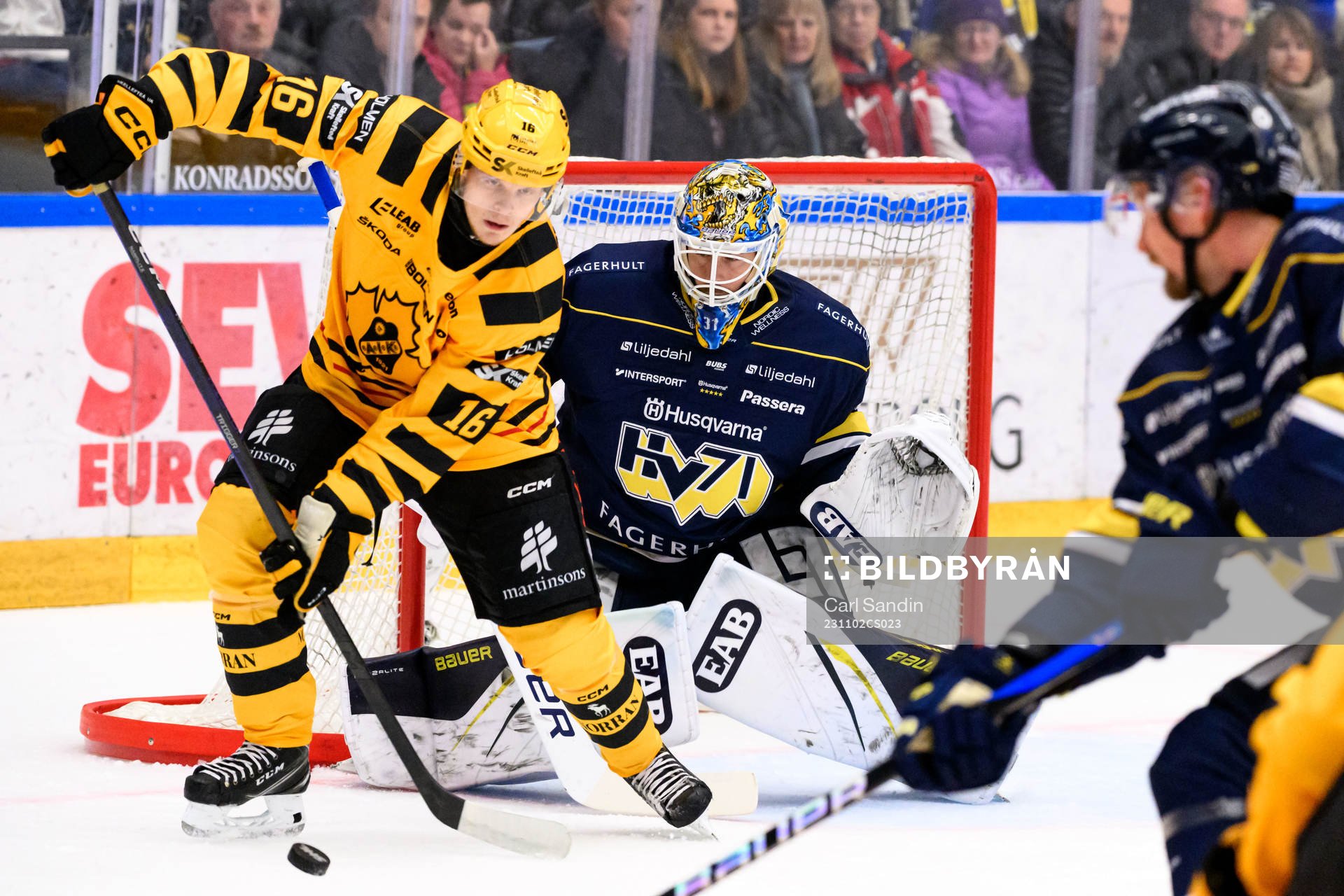Skellefteås Linus Lindström och HV71s målvakt Joni Ortio