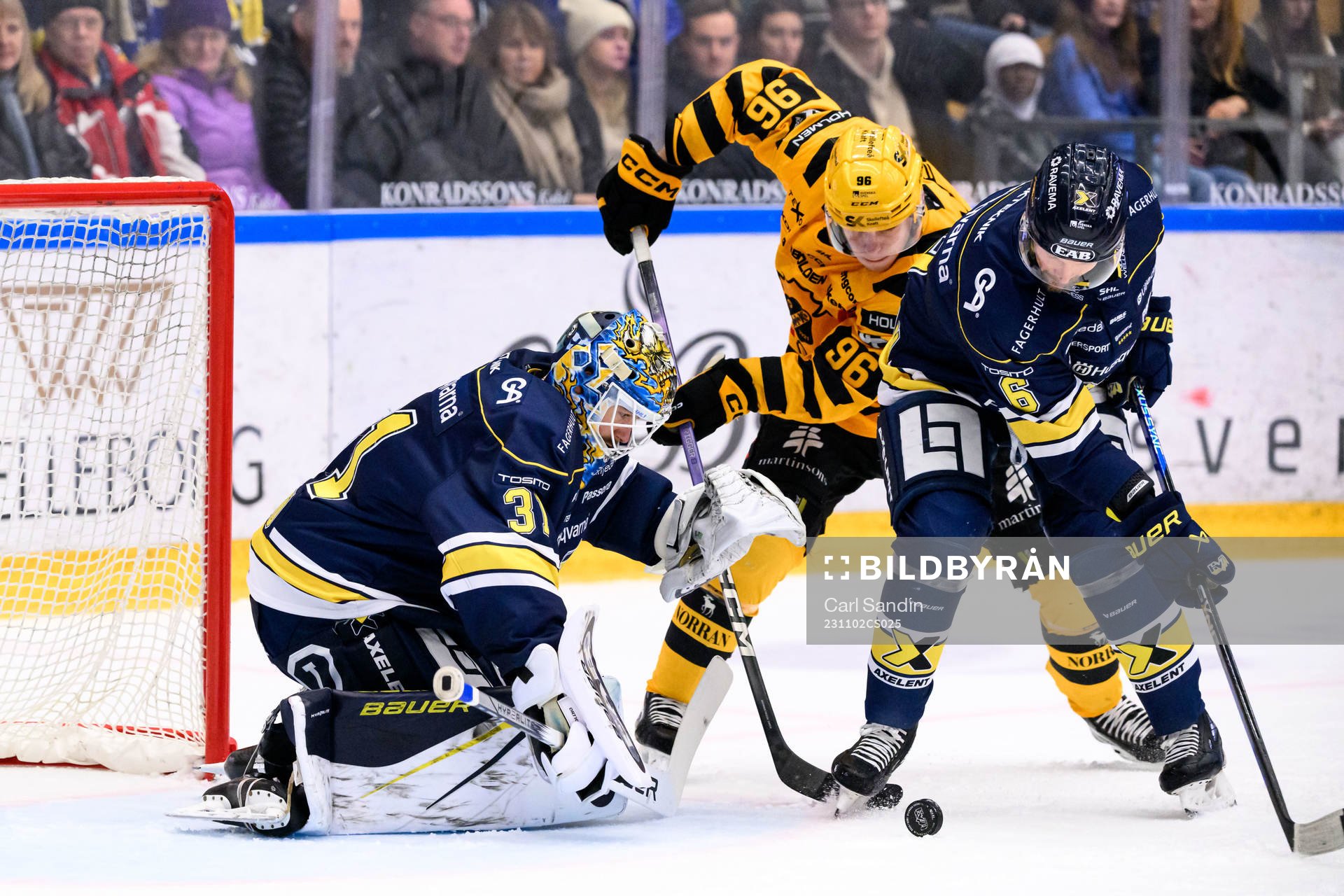 HV71s målvakt Joni Ortio och Skellefteås Rickard Hugg och