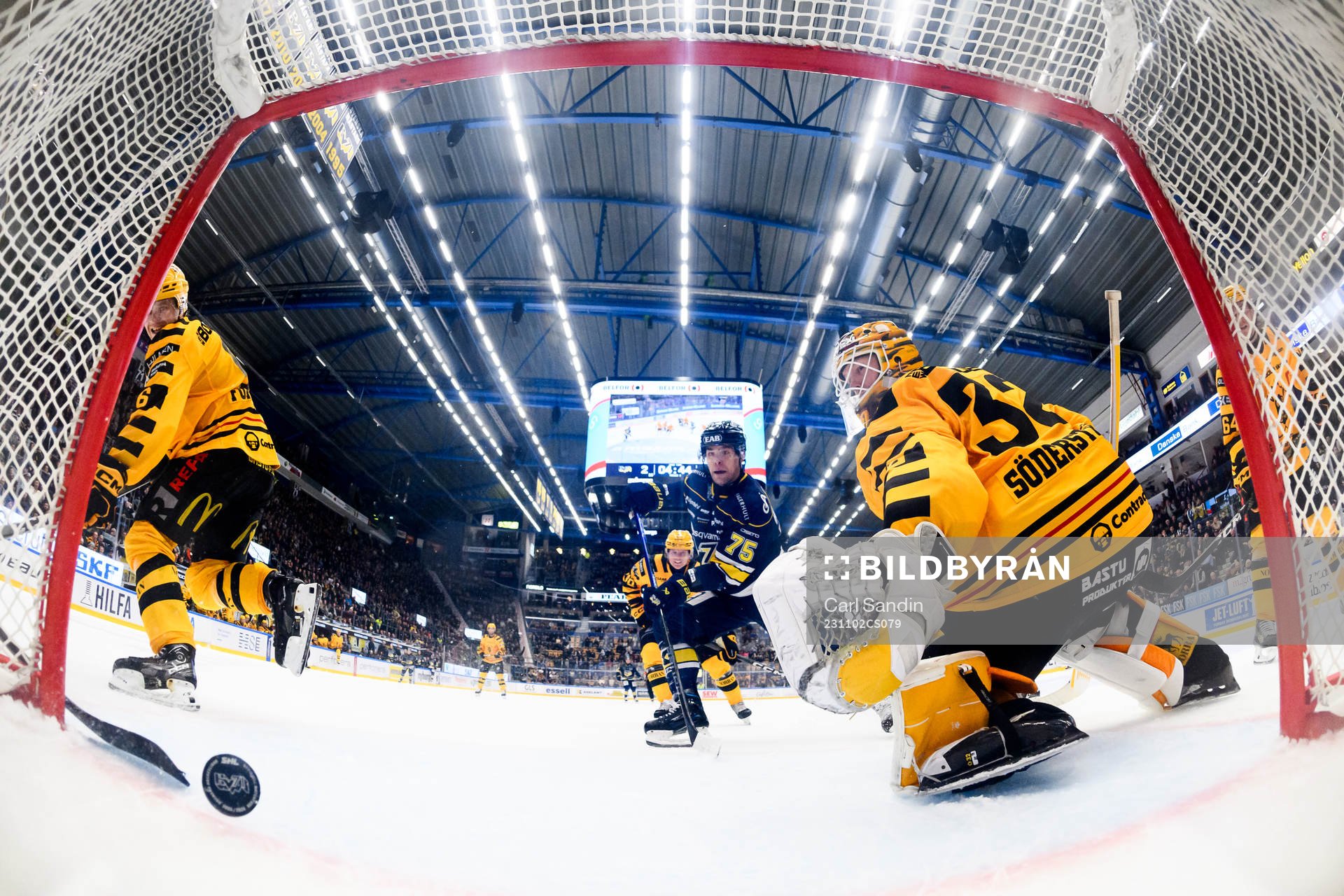 HV71s Tommi Tikka gör 3-1 bakom Skellefteås målvakt