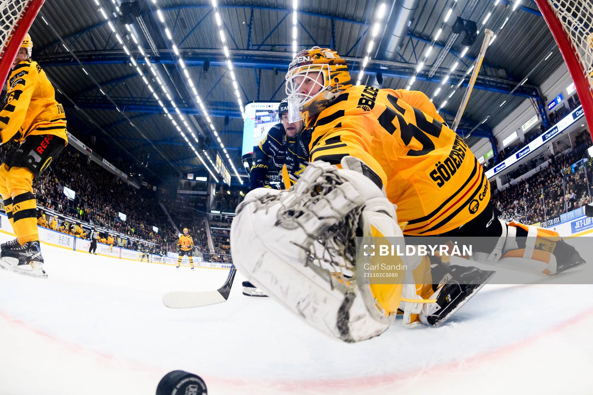 HV71s Tommi Tikka gör 3-1 bakom Skellefteås målvakt
