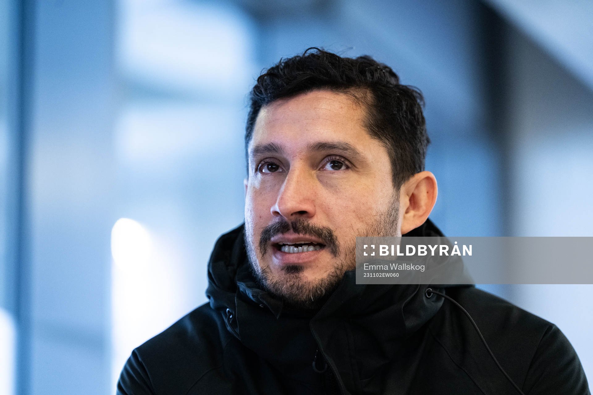 Tränare Pablo Pinones-Arce i mixade zonen
