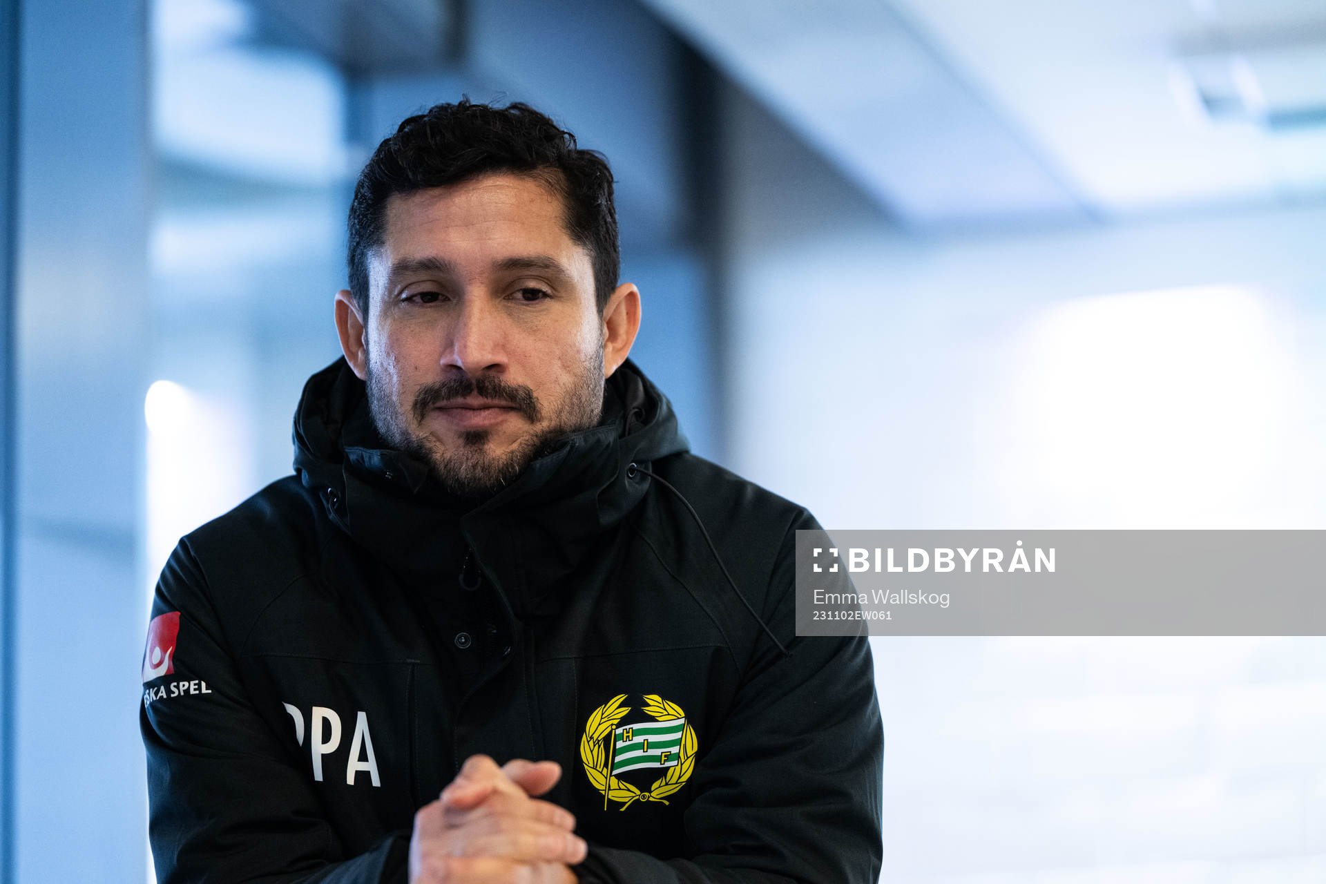 Tränare Pablo Pinones-Arce i mixade zonen efter en träning med Hammarby den 2 november 2023 i Stockholm. 