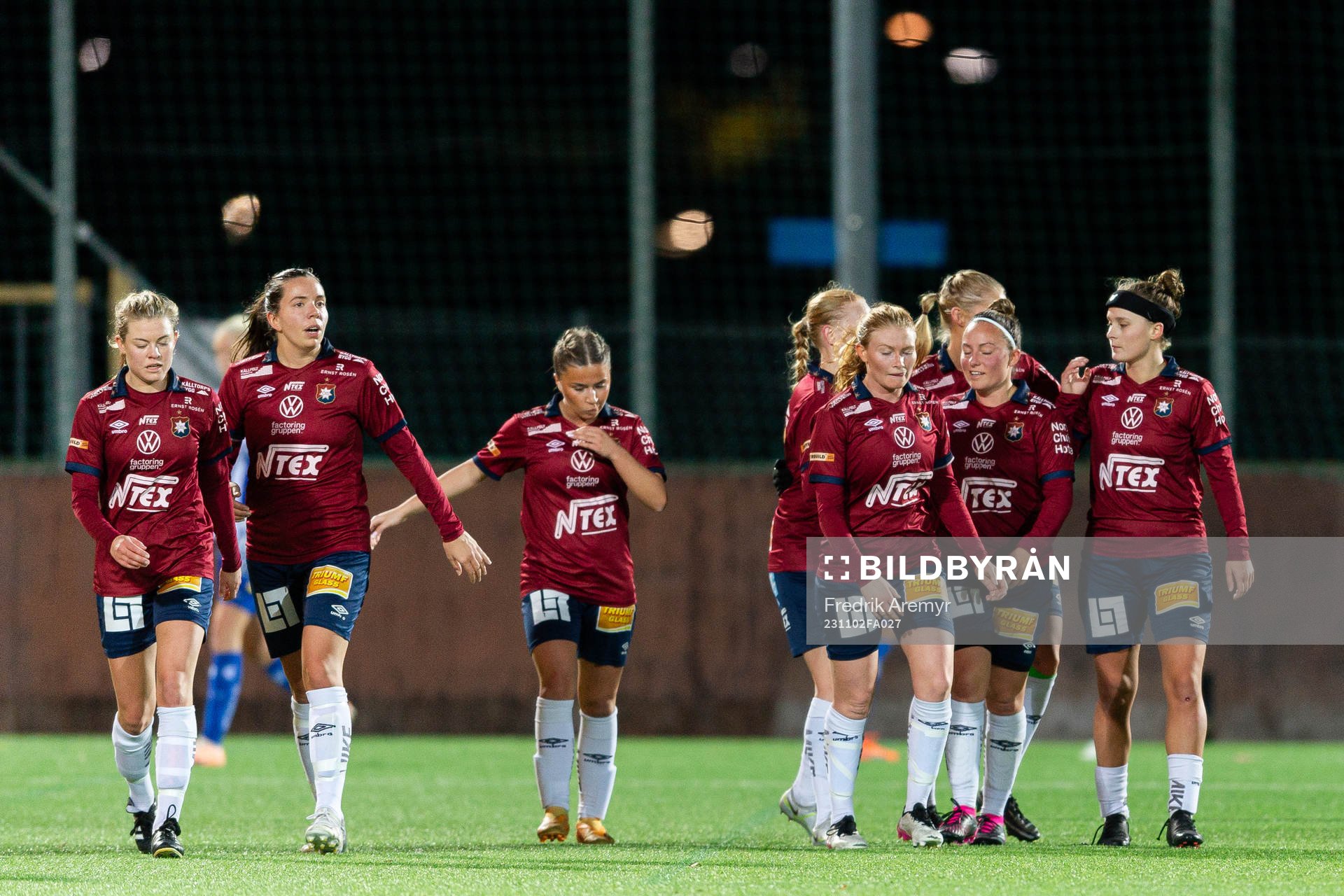 Örgrytes spelare jublar med Emma Thölin