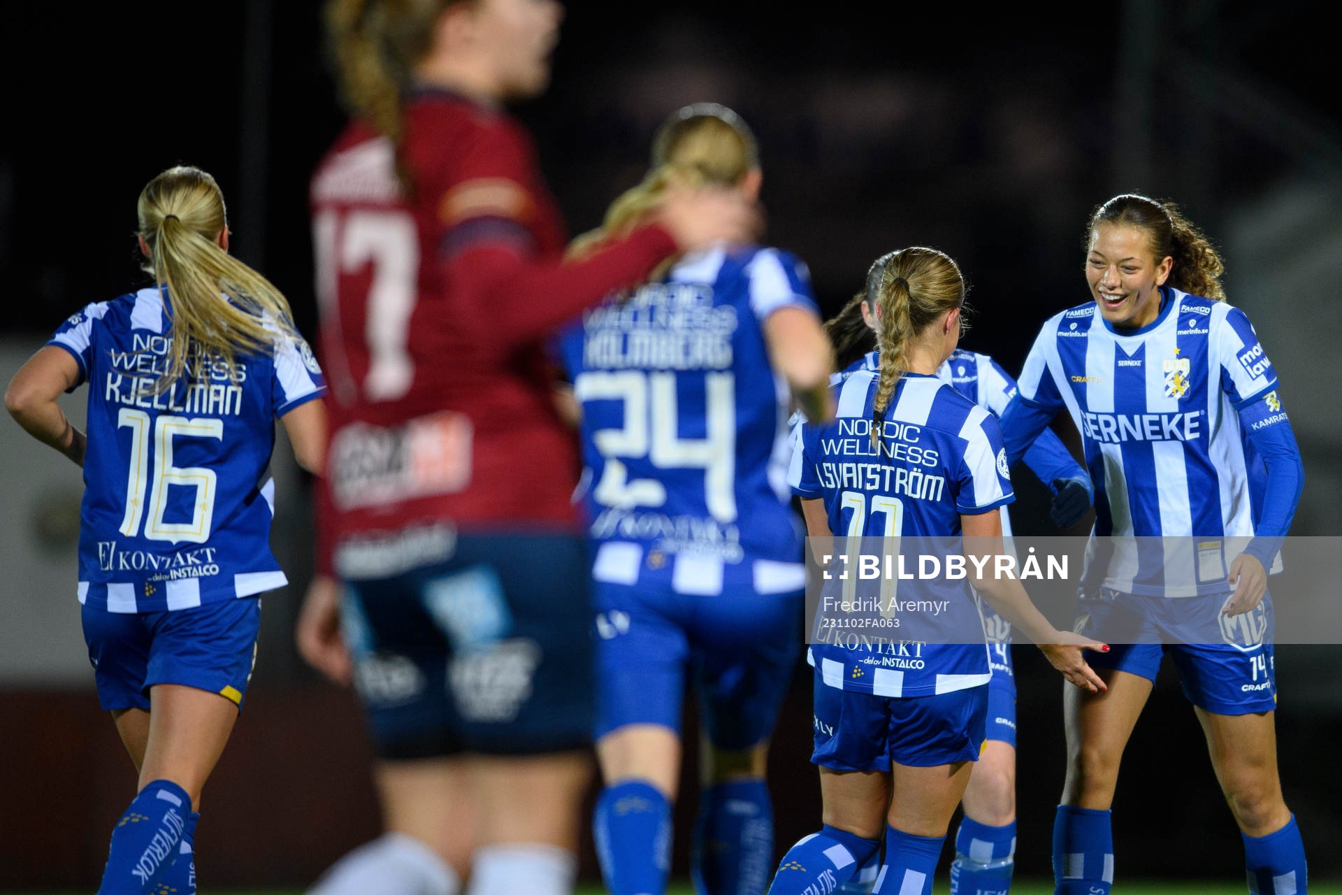 IFK Göteborgs målskytt Malva Larsson till höger jublar med lagkamrater under fotbollsmatchen i Svenska Cupen mellan Örgryte och IFK Göteborg den 2 november 2023 i Göteborg. 