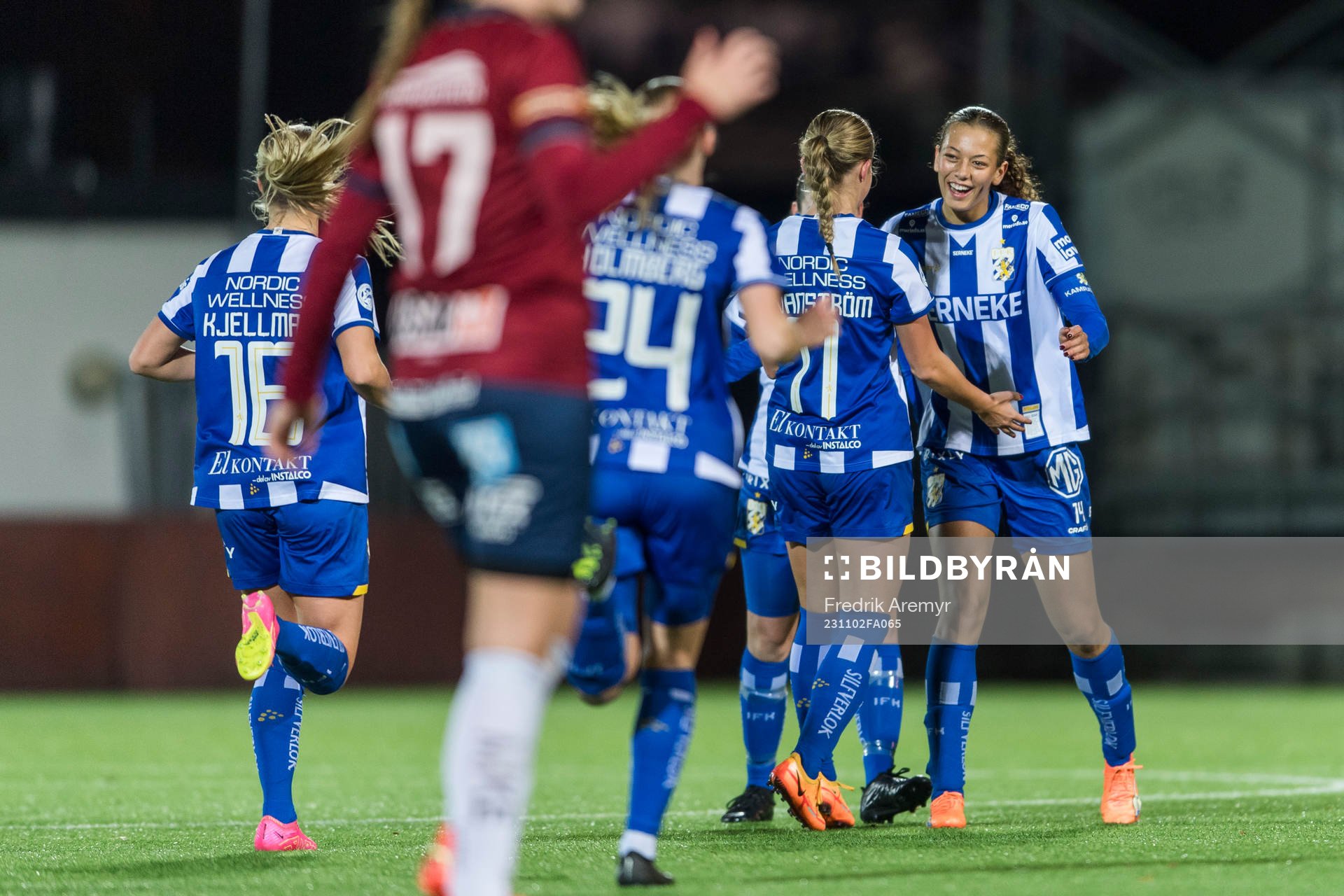 IFK Göteborgs målskytt Malva Larsson till höger jublar med lagkamrater under fotbollsmatchen i Svenska Cupen mellan Örgryte och IFK Göteborg den 2 november 2023 i Göteborg.