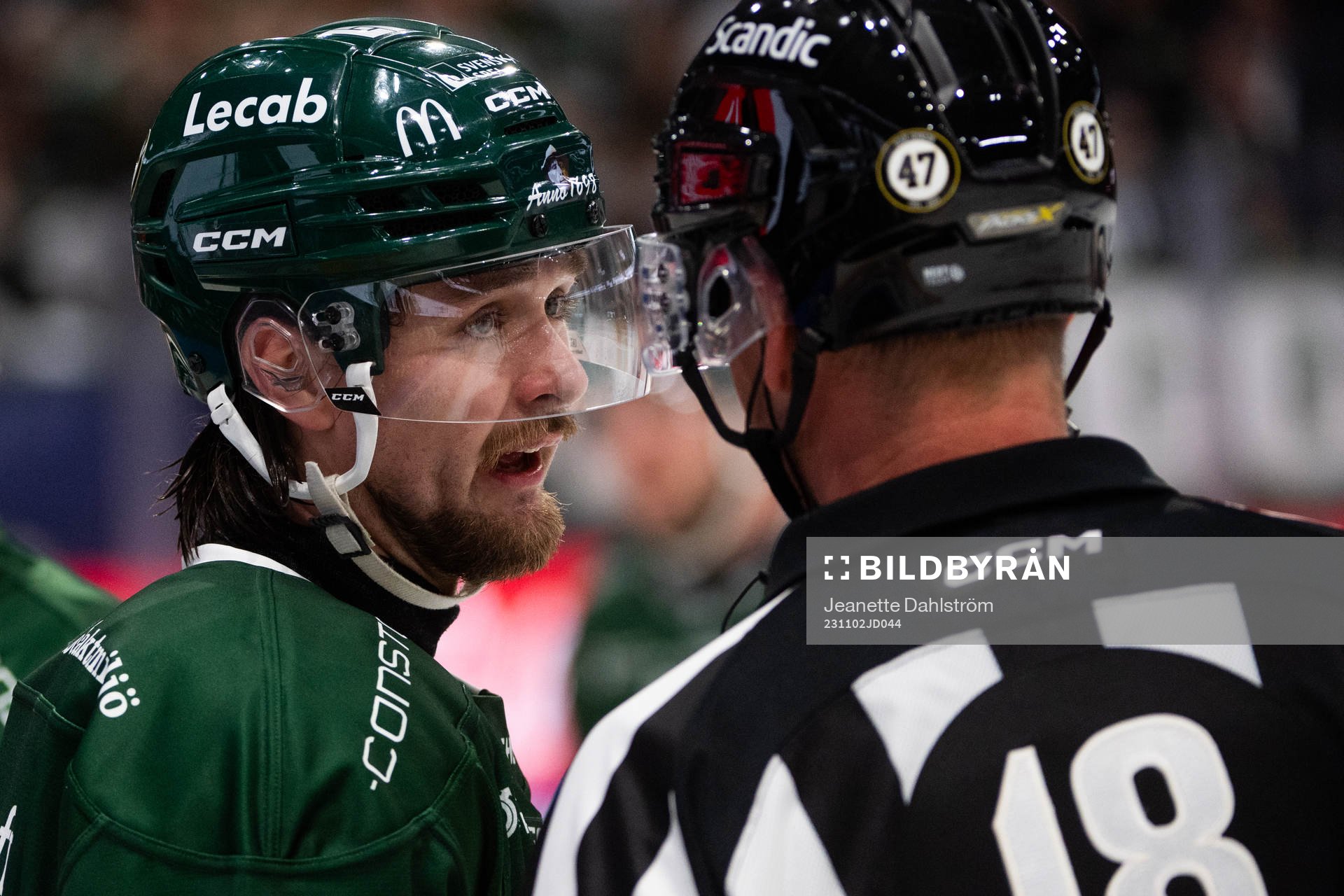 Färjestads Linus Johansson och huvuddomare Mikael Nord