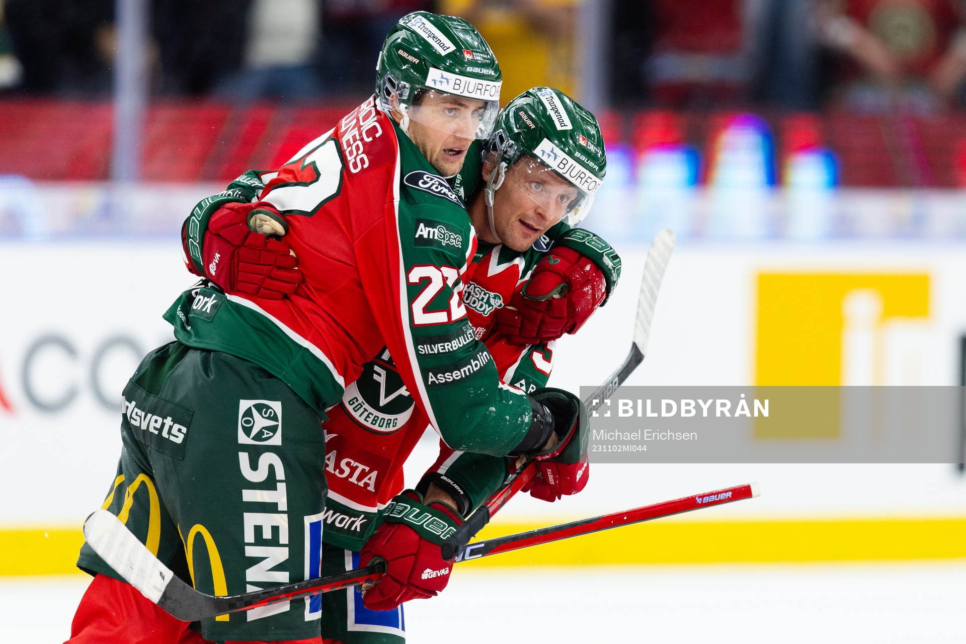 Frölundas Nicklas Lasu jublar ihop med Linus Nässen